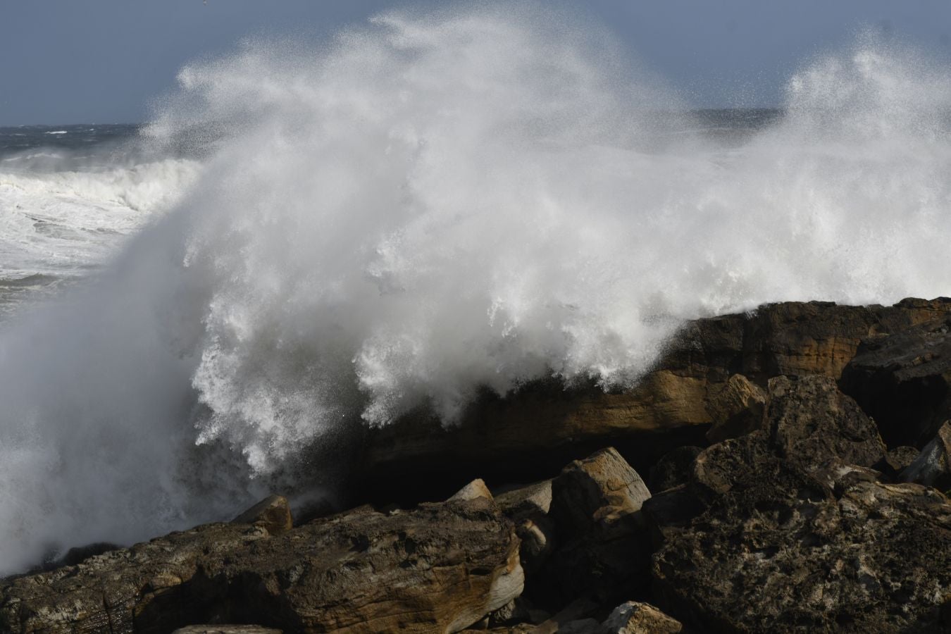 El fuerte oleaje ha azotado con fuerza la costa guipuzcoana en una jornada desapacible en la que 'Odette' no ha provocado incidencias destacables. 