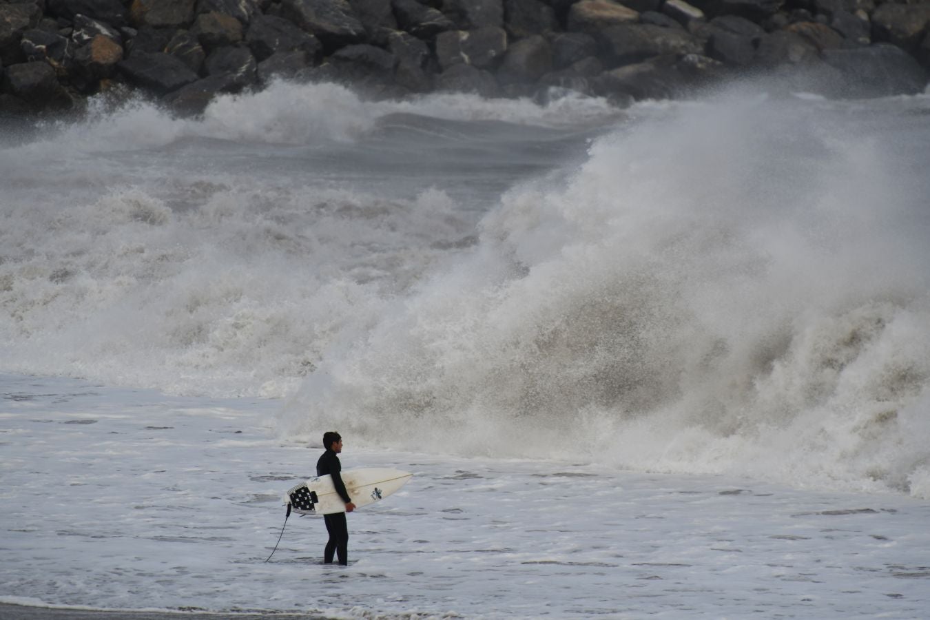 El fuerte oleaje ha azotado con fuerza la costa guipuzcoana en una jornada desapacible en la que 'Odette' no ha provocado incidencias destacables. 