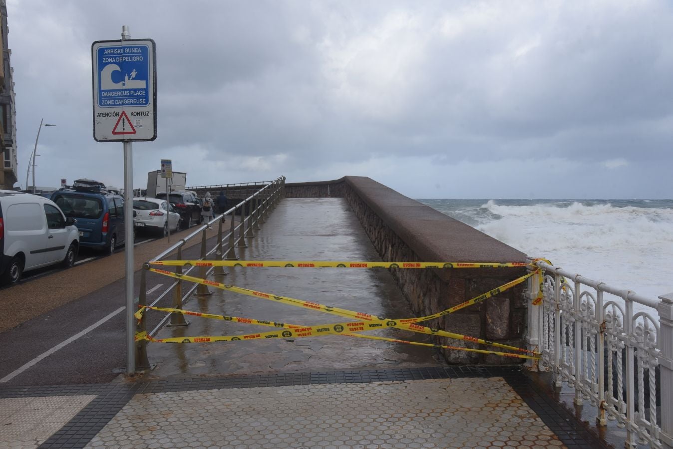 El fuerte oleaje ha azotado con fuerza la costa guipuzcoana en una jornada desapacible en la que 'Odette' no ha provocado incidencias destacables. 
