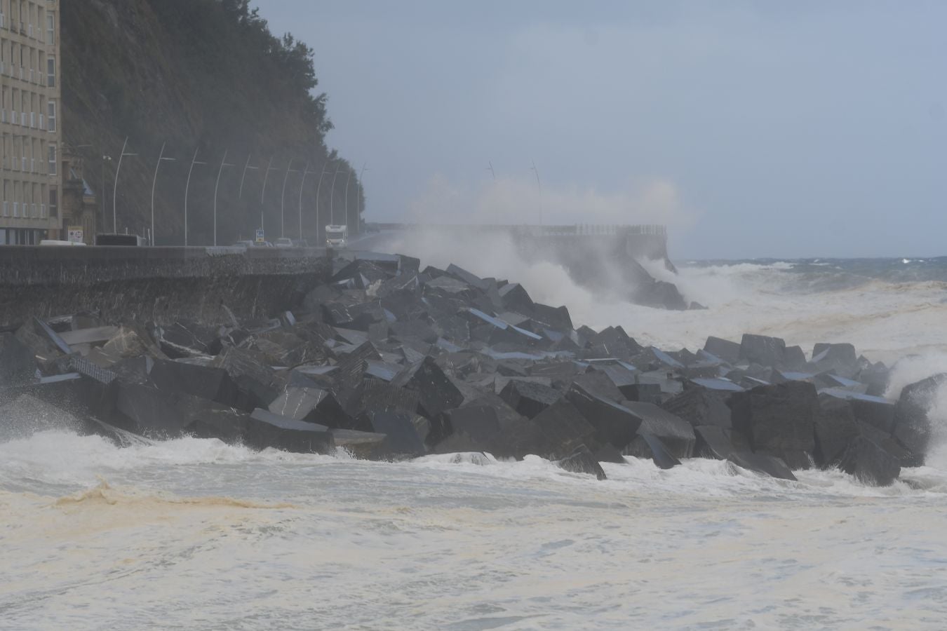 El fuerte oleaje ha azotado con fuerza la costa guipuzcoana en una jornada desapacible en la que 'Odette' no ha provocado incidencias destacables. 