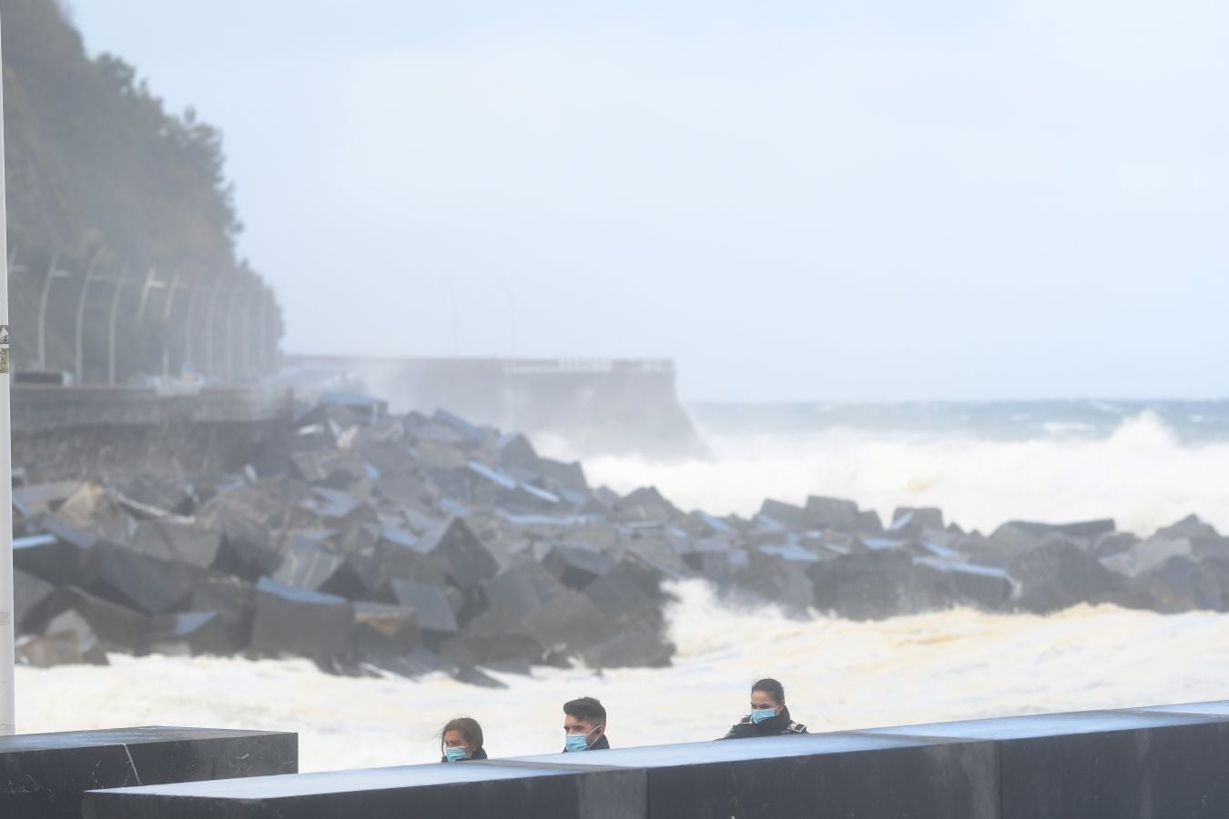 El fuerte oleaje ha azotado con fuerza la costa guipuzcoana en una jornada desapacible en la que 'Odette' no ha provocado incidencias destacables. 