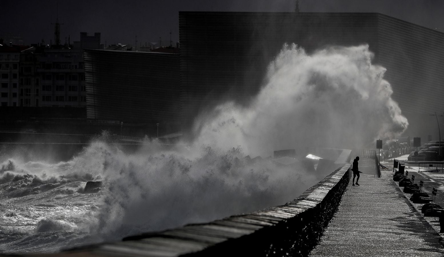 El fuerte oleaje ha azotado con fuerza la costa guipuzcoana en una jornada desapacible en la que 'Odette' no ha provocado incidencias destacables. 