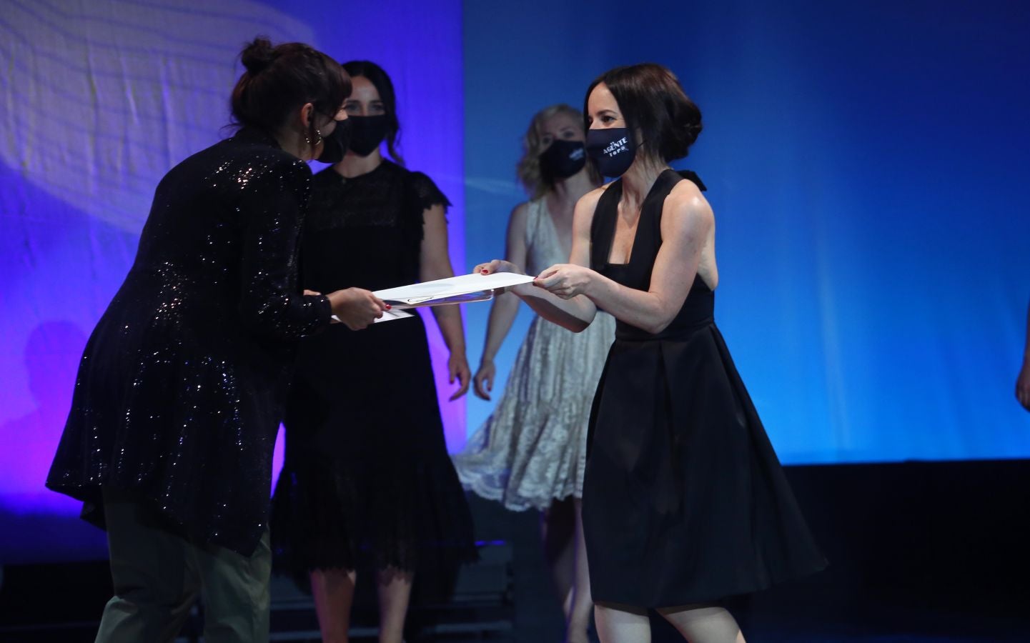 La 68 edición del Zinemaldia ha echado el cierra este sábado con la entrega del palmarés donde ha arrasado la película georgiana 'Beginning'. Muchos de los galardonados no ha podido recoger sus premios debido a la pandemia