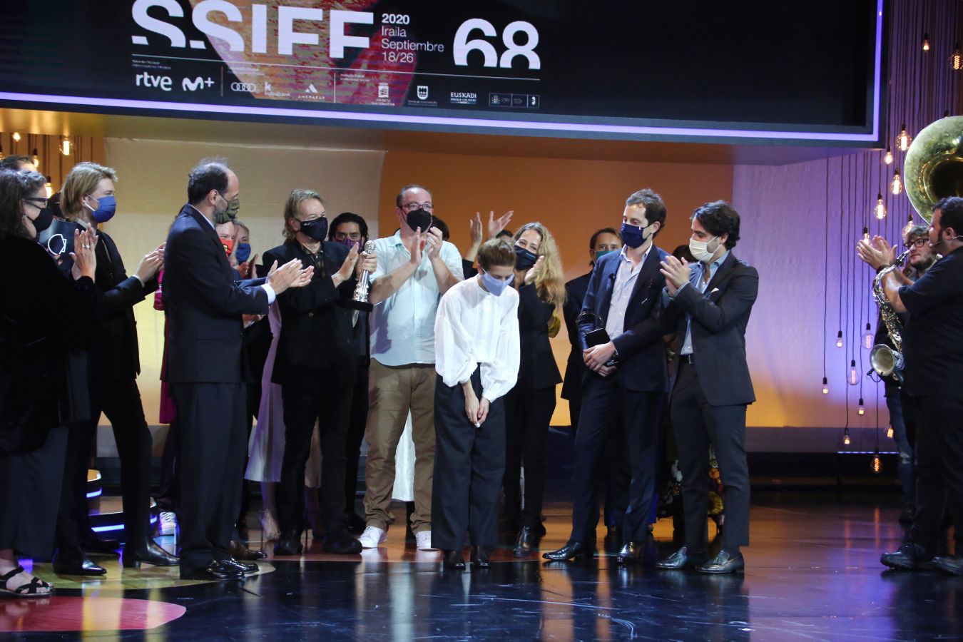 La 68 edición del Zinemaldia ha echado el cierra este sábado con la entrega del palmarés donde ha arrasado la película georgiana 'Beginning'. Muchos de los galardonados no ha podido recoger sus premios debido a la pandemia