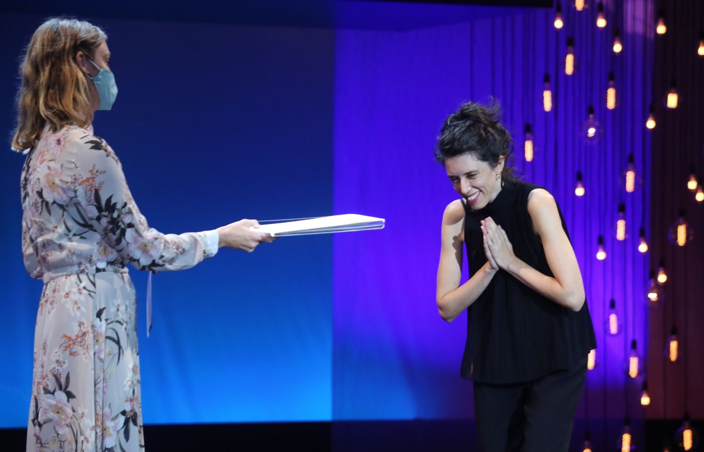 La 68 edición del Zinemaldia ha echado el cierra este sábado con la entrega del palmarés donde ha arrasado la película georgiana 'Beginning'. Muchos de los galardonados no ha podido recoger sus premios debido a la pandemia