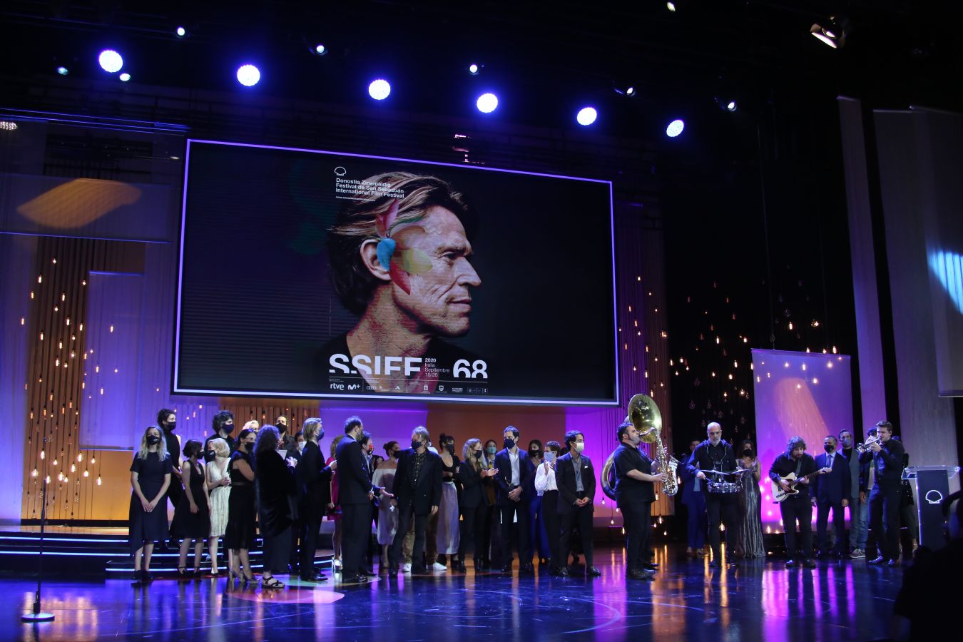 La 68 edición del Zinemaldia ha echado el cierra este sábado con la entrega del palmarés donde ha arrasado la película georgiana 'Beginning'. Muchos de los galardonados no ha podido recoger sus premios debido a la pandemia