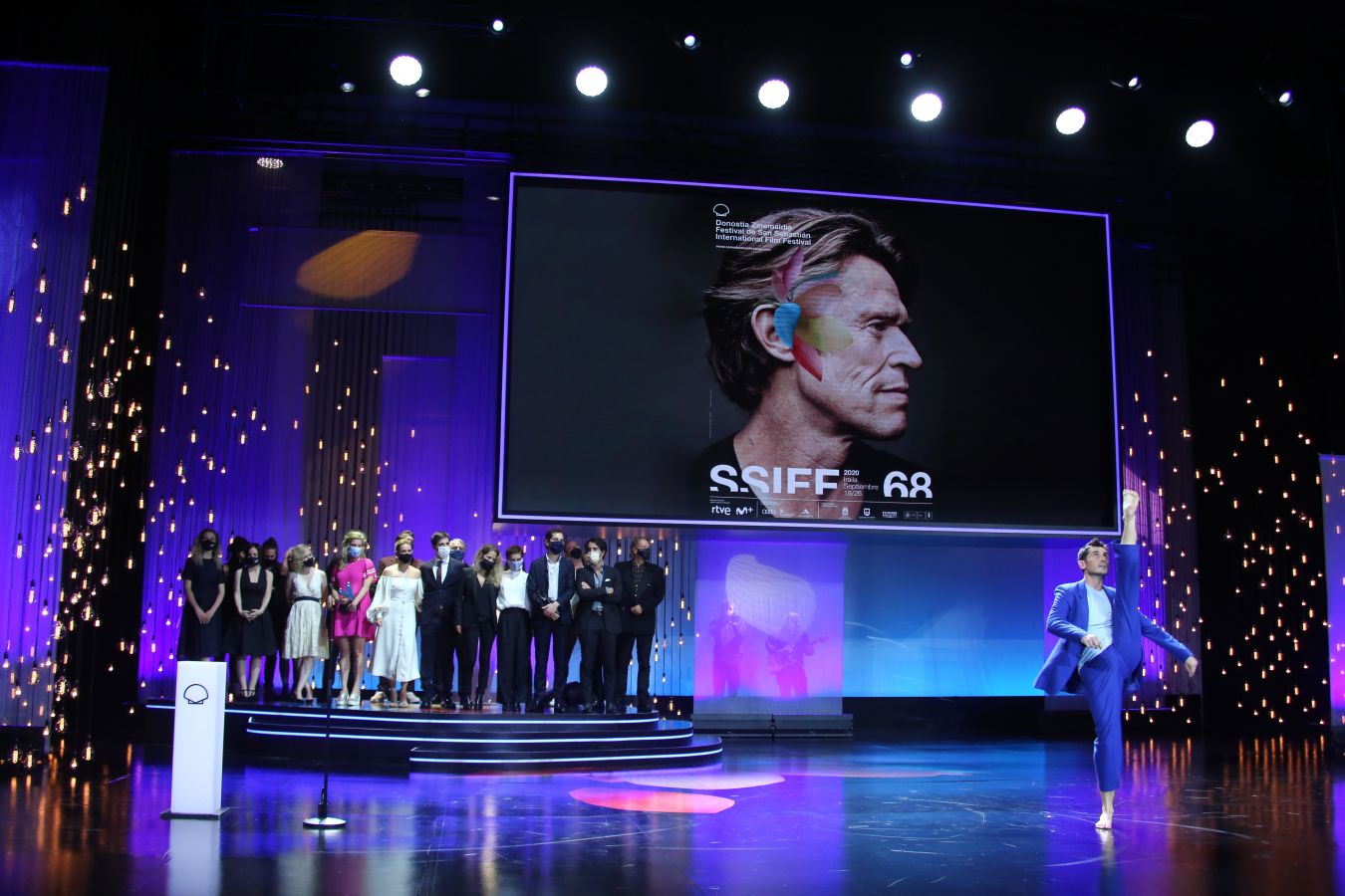 La 68 edición del Zinemaldia ha echado el cierra este sábado con la entrega del palmarés donde ha arrasado la película georgiana 'Beginning'. Muchos de los galardonados no ha podido recoger sus premios debido a la pandemia