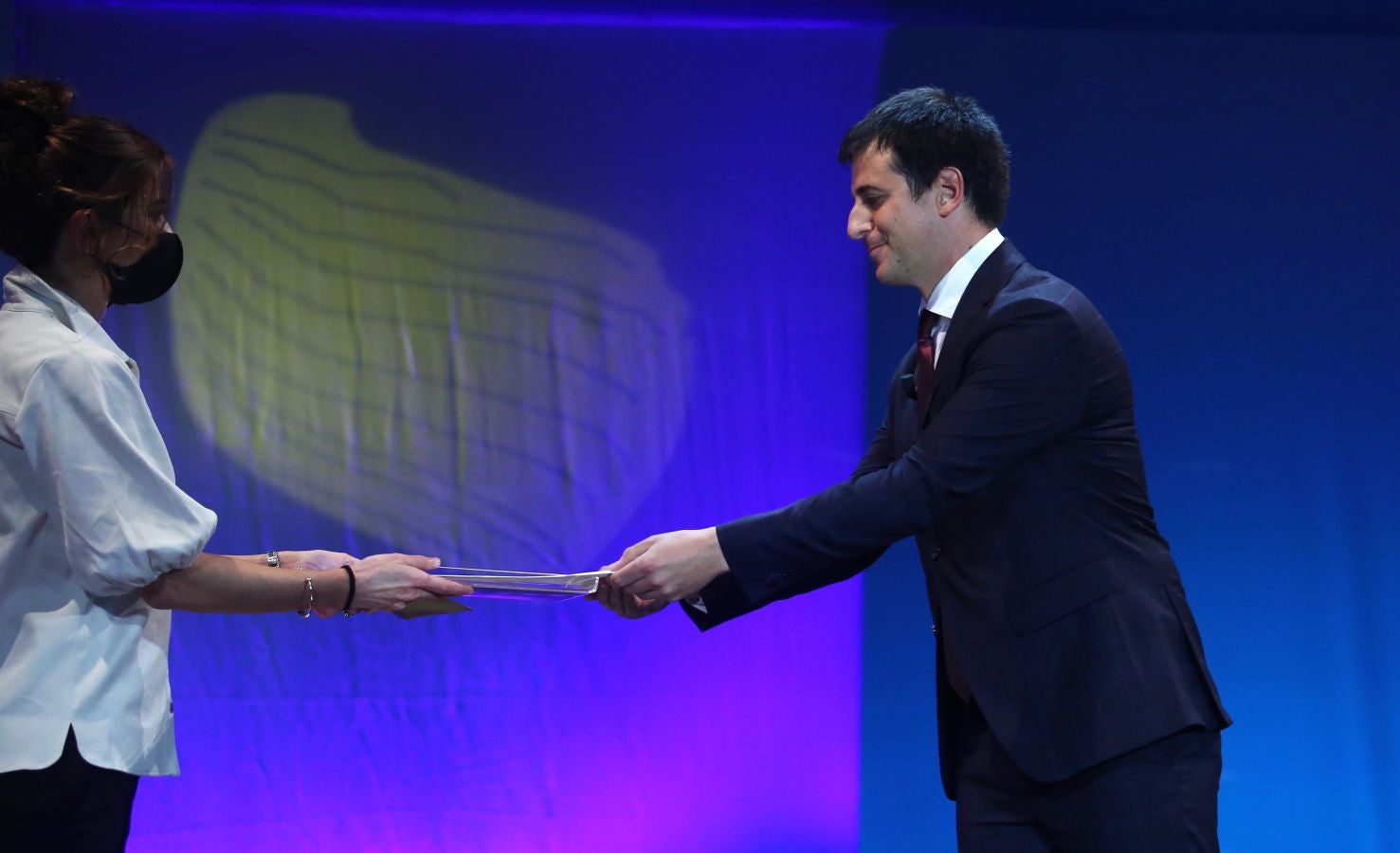 La 68 edición del Zinemaldia ha echado el cierra este sábado con la entrega del palmarés donde ha arrasado la película georgiana 'Beginning'. Muchos de los galardonados no ha podido recoger sus premios debido a la pandemia