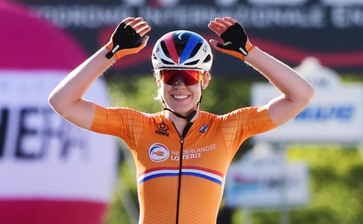 La neerlandesa Anna van der Breggen celebra su victoria. 