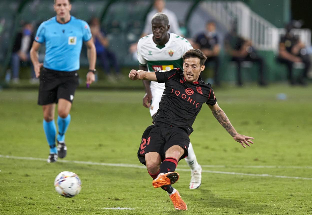 Silva cuajó ayer una notable actuación. En la imagen, busca el gol con un chut que acabaría tapando Verdú. 