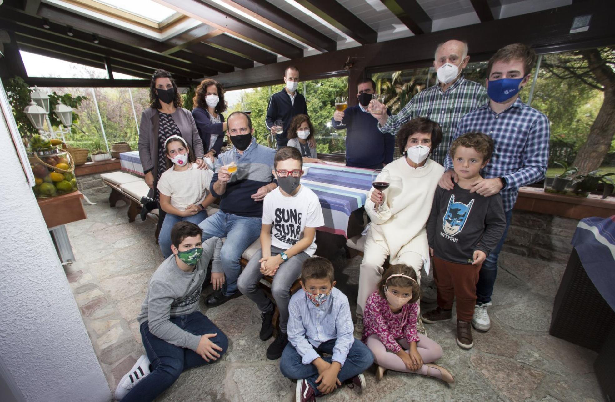 En casa. La familia Ocio Larrañagacelebrará hoy en Hondarribia una 