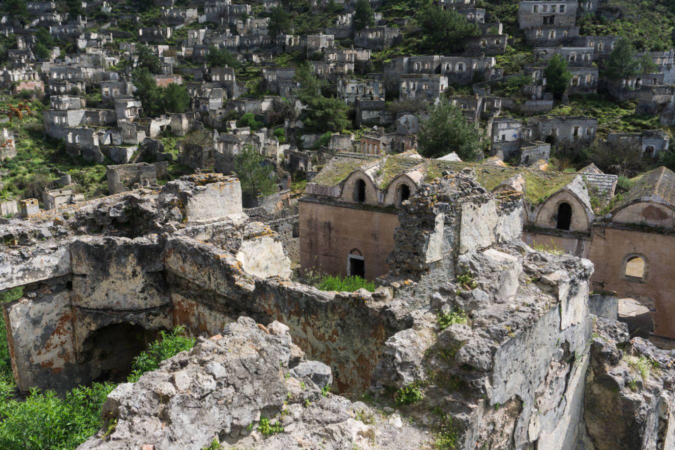 Kayaköy (Turquía) | La guerra turco-griega de principios del siglo XX hizo mella en esta ciudad del siglo XVIII, cuyos habitantes tuvieron que huir al encontrarse en territorio enemigo. Sus muros aún siguen en pie y recuerdan cómo era la vida cuando sus casas y edificios estaban habitados.