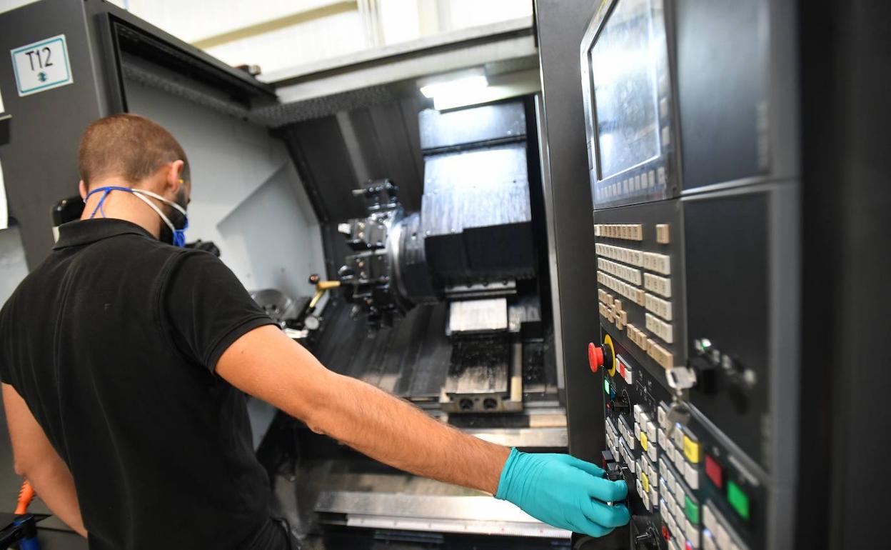 Un trabajador de Egile fabrica piezas de alta precisión para un cliente aeronáutico en la nueva planta del polígono de Itziar. 
