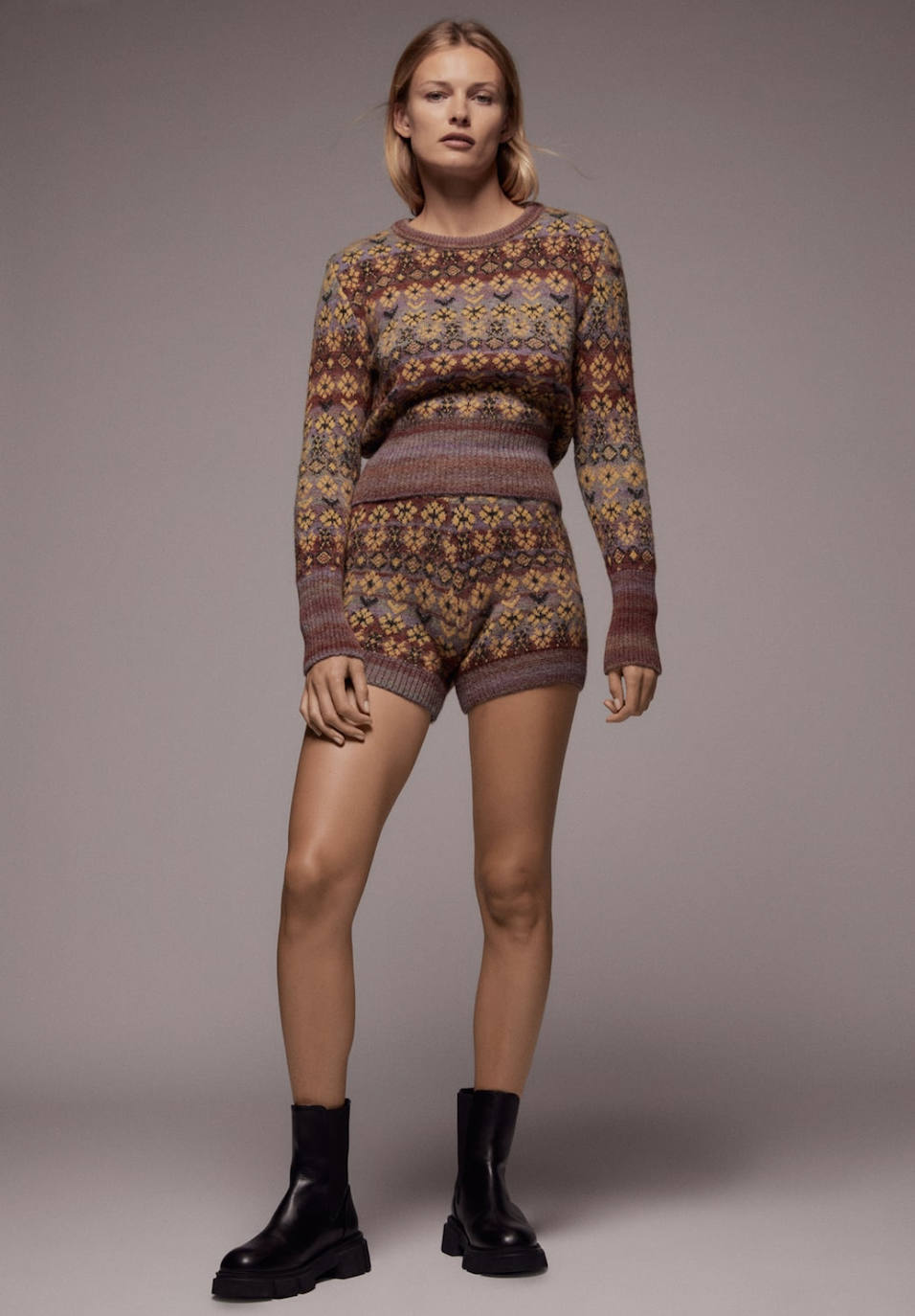 Son muchas las marcas que se han sumado a la denominada línea «comfty» para este otoño-invierno. Zara es una de las empresas que acaba de estrenar una colección cómoda, sofisticada, funcional, básica, versátil y delicada que nos invitará a organizar planes en casa o a salir a la calle con un aire muy relajado. Predominarán las texturas suaves y las siluetas holgadas. Si las alfombras rojas han estado inundadas por el color negro, en los 'outfits' caseros triunfarán los colores tierra, los blancos y el kaki. Estos son los 20 looks que hemos seleccionado de la línea 'New Confort' de Zara. Toma nota y olvídate de las complicaciones estilistísticas durante este nuevo contexto y cambio de paradigma social