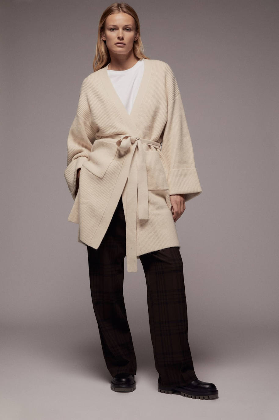 Son muchas las marcas que se han sumado a la denominada línea «comfty» para este otoño-invierno. Zara es una de las empresas que acaba de estrenar una colección cómoda, sofisticada, funcional, básica, versátil y delicada que nos invitará a organizar planes en casa o a salir a la calle con un aire muy relajado. Predominarán las texturas suaves y las siluetas holgadas. Si las alfombras rojas han estado inundadas por el color negro, en los 'outfits' caseros triunfarán los colores tierra, los blancos y el kaki. Estos son los 20 looks que hemos seleccionado de la línea 'New Confort' de Zara. Toma nota y olvídate de las complicaciones estilistísticas durante este nuevo contexto y cambio de paradigma social