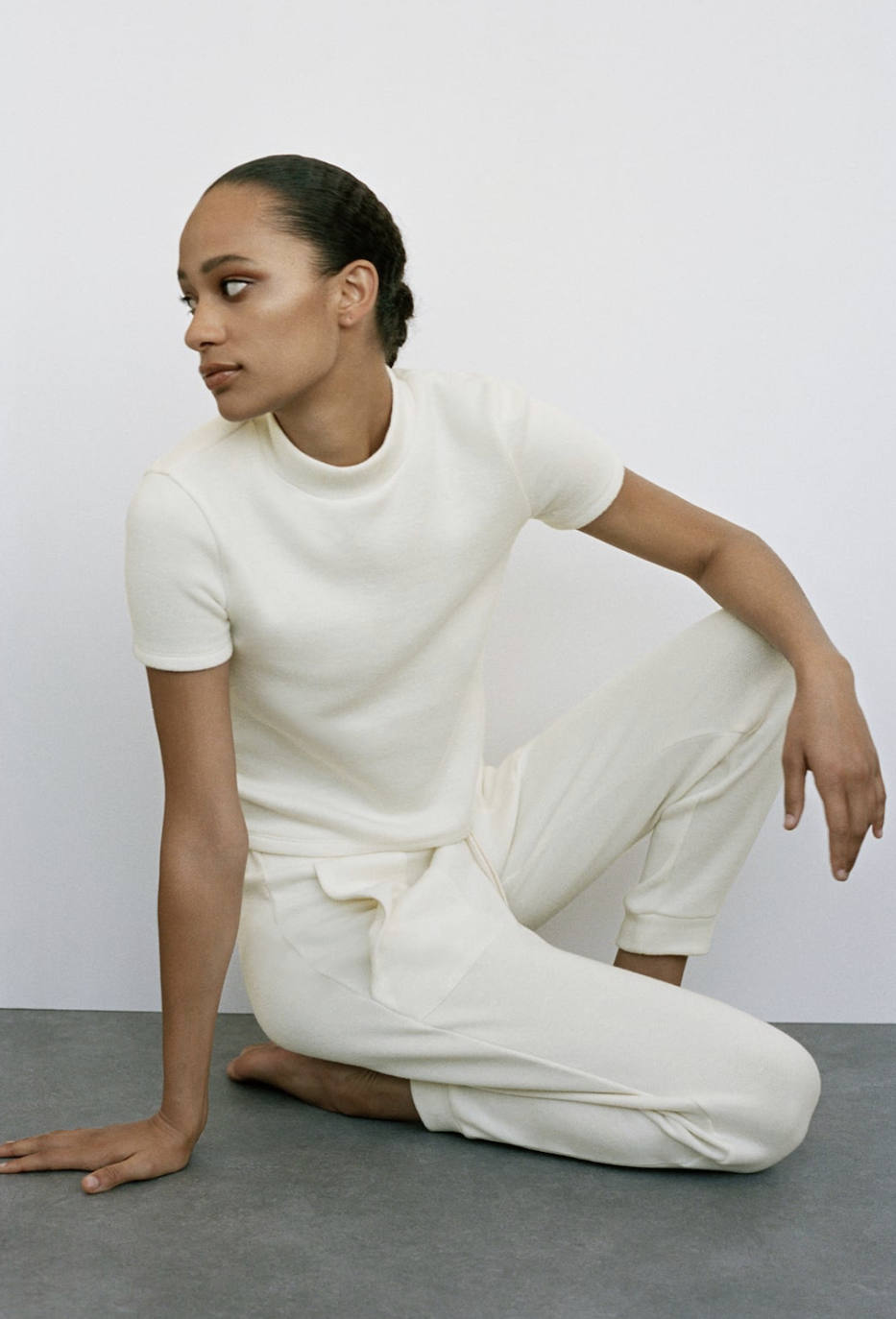 Son muchas las marcas que se han sumado a la denominada línea «comfty» para este otoño-invierno. Zara es una de las empresas que acaba de estrenar una colección cómoda, sofisticada, funcional, básica, versátil y delicada que nos invitará a organizar planes en casa o a salir a la calle con un aire muy relajado. Predominarán las texturas suaves y las siluetas holgadas. Si las alfombras rojas han estado inundadas por el color negro, en los 'outfits' caseros triunfarán los colores tierra, los blancos y el kaki. Estos son los 20 looks que hemos seleccionado de la línea 'New Confort' de Zara. Toma nota y olvídate de las complicaciones estilistísticas durante este nuevo contexto y cambio de paradigma social