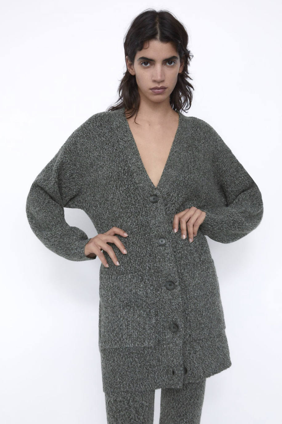 Son muchas las marcas que se han sumado a la denominada línea «comfty» para este otoño-invierno. Zara es una de las empresas que acaba de estrenar una colección cómoda, sofisticada, funcional, básica, versátil y delicada que nos invitará a organizar planes en casa o a salir a la calle con un aire muy relajado. Predominarán las texturas suaves y las siluetas holgadas. Si las alfombras rojas han estado inundadas por el color negro, en los 'outfits' caseros triunfarán los colores tierra, los blancos y el kaki. Estos son los 20 looks que hemos seleccionado de la línea 'New Confort' de Zara. Toma nota y olvídate de las complicaciones estilistísticas durante este nuevo contexto y cambio de paradigma social