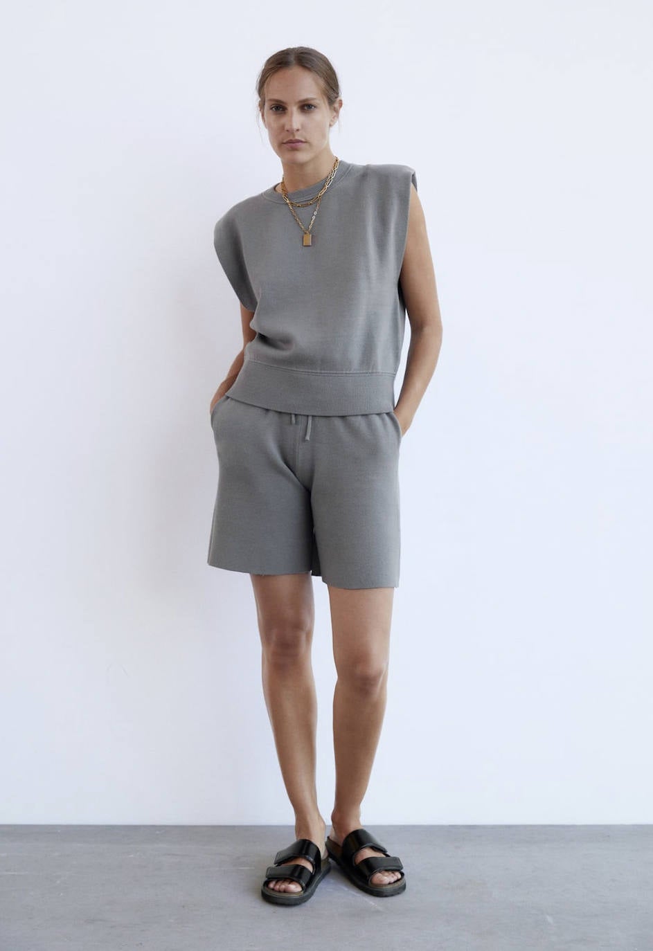 Son muchas las marcas que se han sumado a la denominada línea «comfty» para este otoño-invierno. Zara es una de las empresas que acaba de estrenar una colección cómoda, sofisticada, funcional, básica, versátil y delicada que nos invitará a organizar planes en casa o a salir a la calle con un aire muy relajado. Predominarán las texturas suaves y las siluetas holgadas. Si las alfombras rojas han estado inundadas por el color negro, en los 'outfits' caseros triunfarán los colores tierra, los blancos y el kaki. Estos son los 20 looks que hemos seleccionado de la línea 'New Confort' de Zara. Toma nota y olvídate de las complicaciones estilistísticas durante este nuevo contexto y cambio de paradigma social