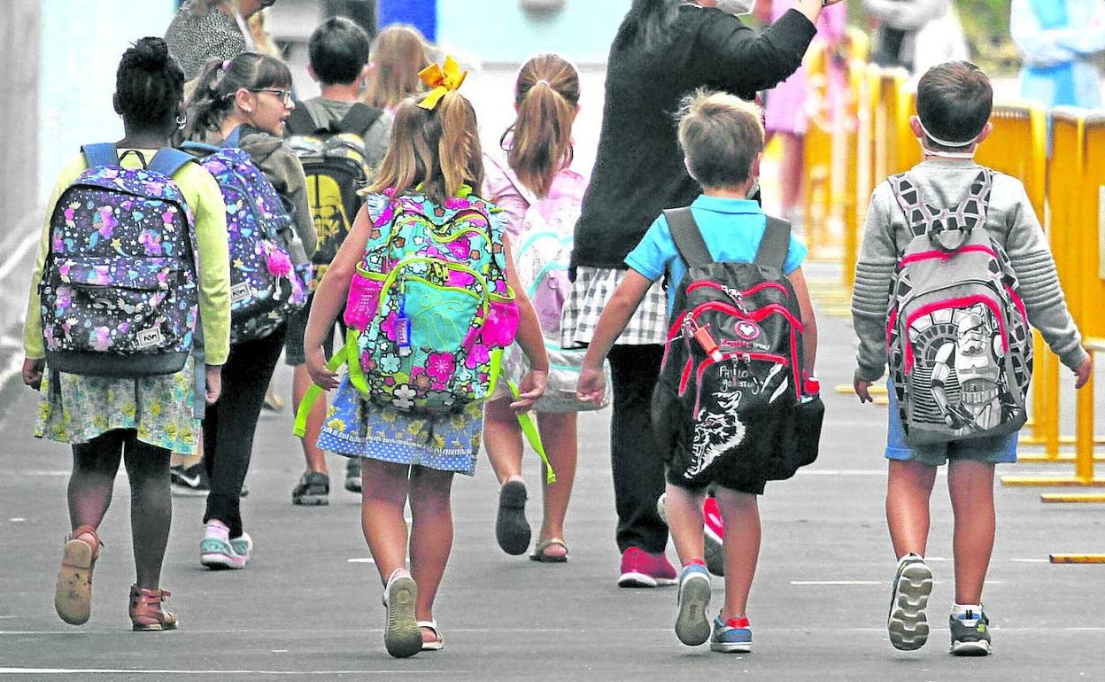 Un grupo de niños y niñas acude a su centro escolar durante este curso académico.