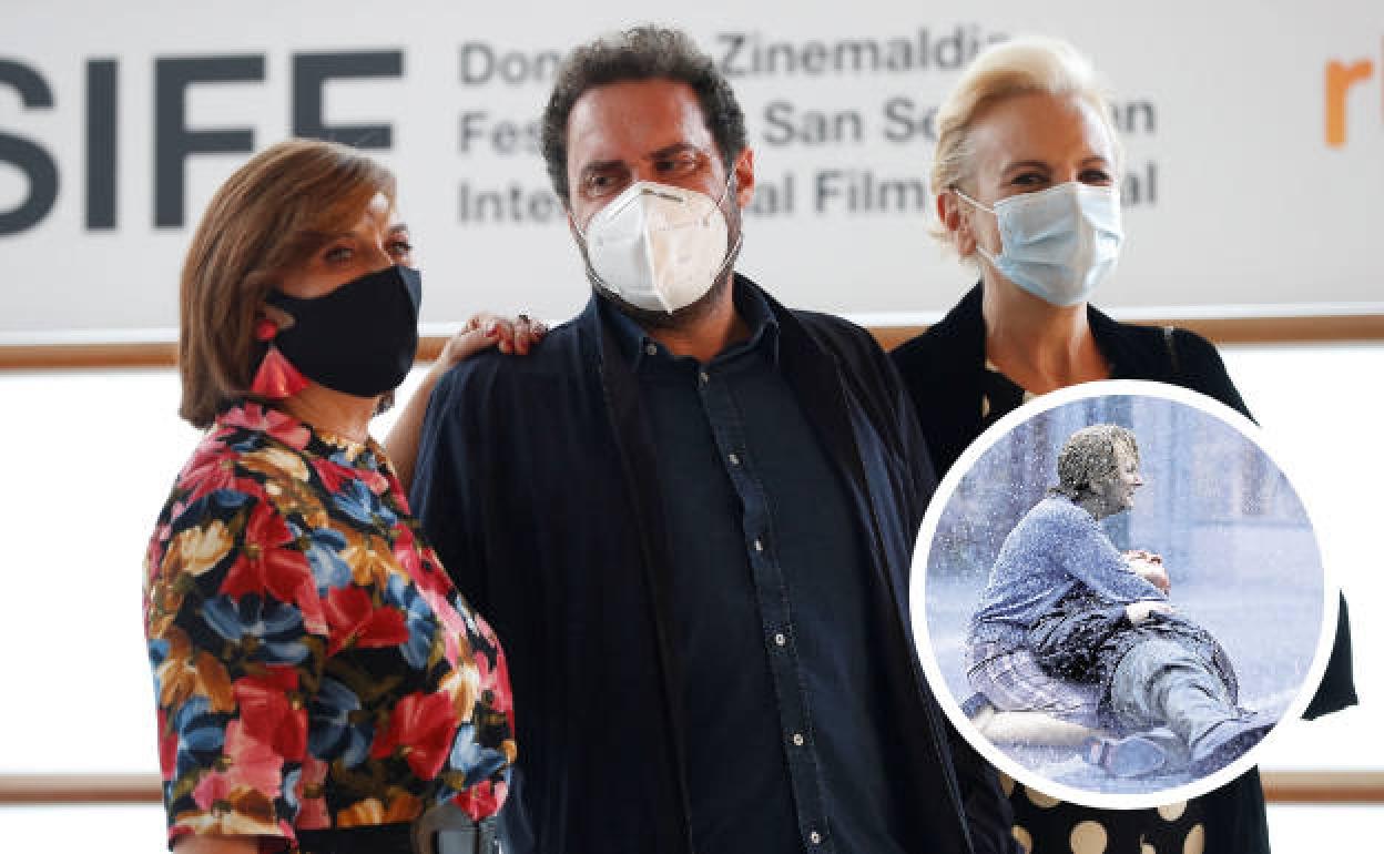 Ane Gabarain, Aitor Gabilondo y Elena Irureta en la presentación de 'Patria' en el recién clausurado Festival de Cine de Donostia.