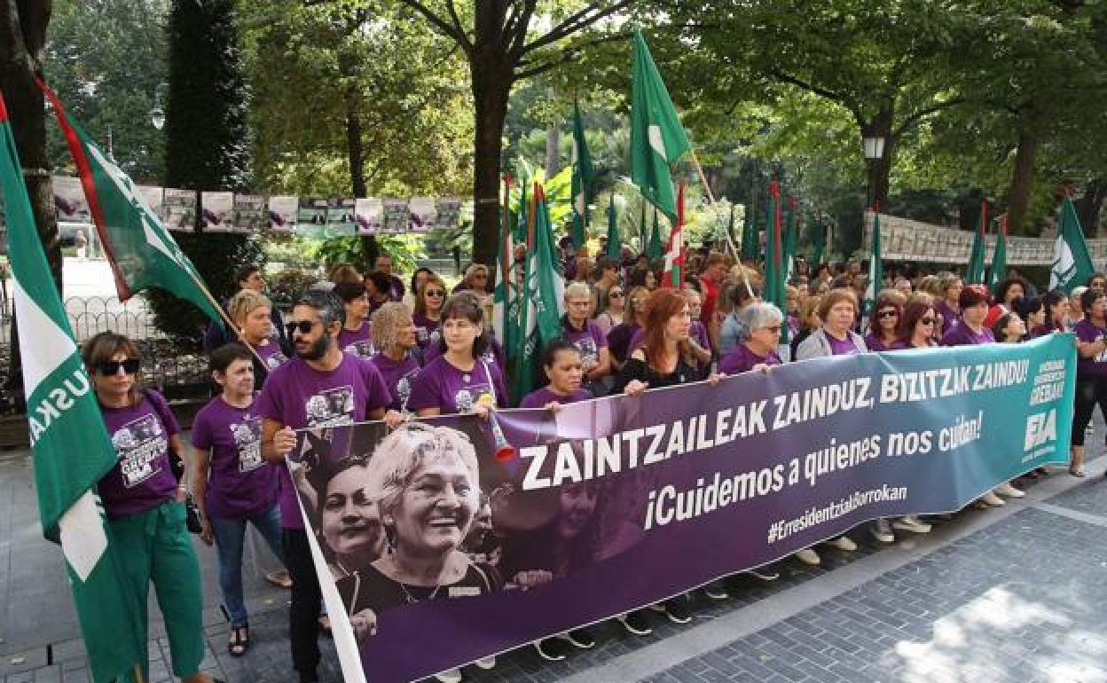 Imagen de archivo de una de las concentraciones de las trabajadoras de las residencias. 