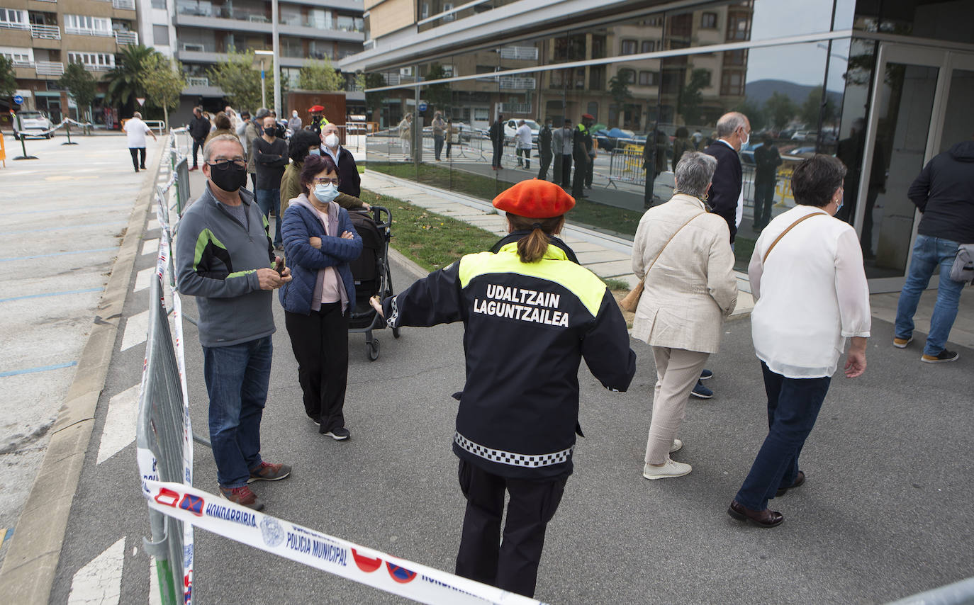 Colas esta tarde ante la Itsas Etxea de Hondarribia. 