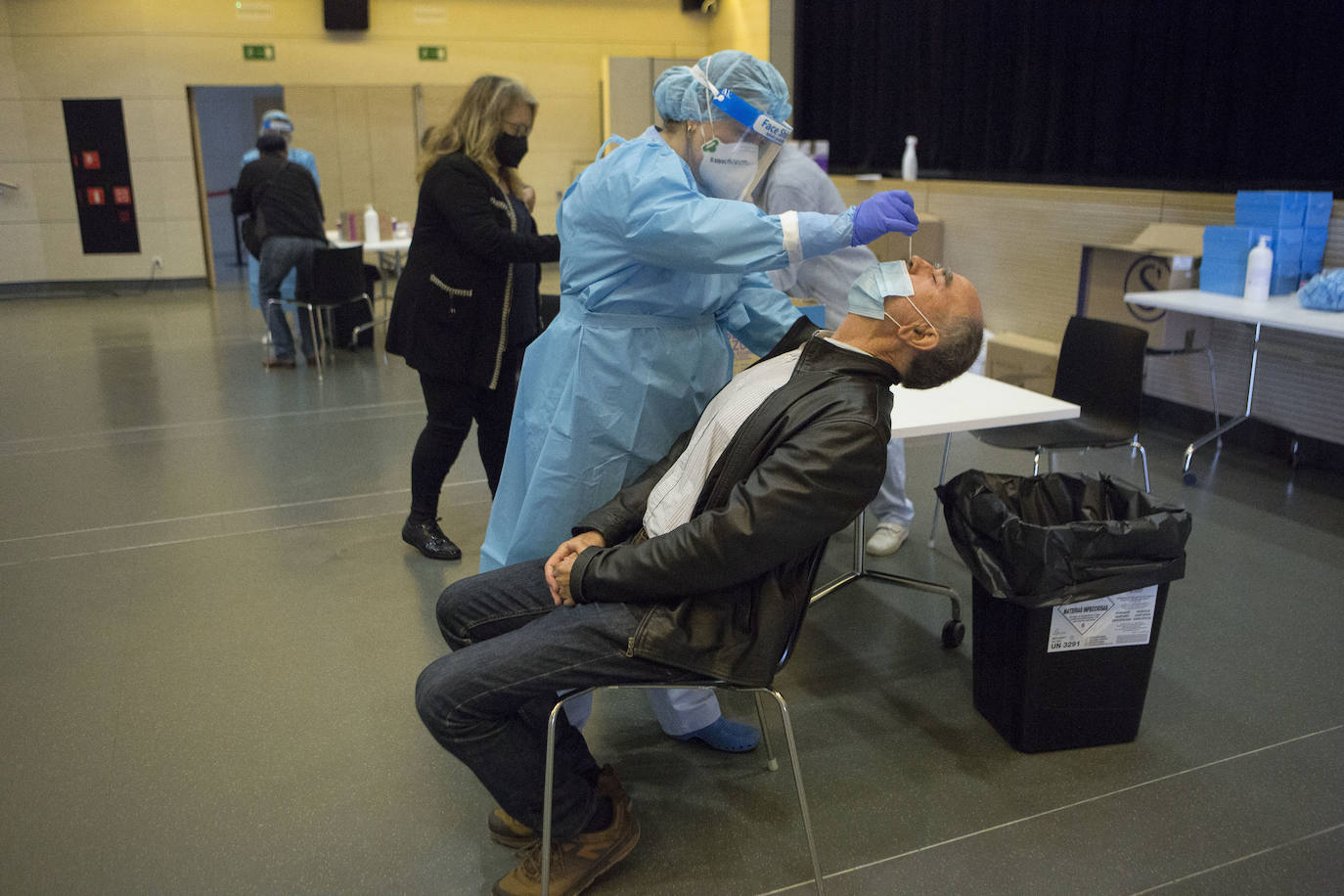 Las pruebas PCR dentro de la Itsas Etxea de Hondarribia. 