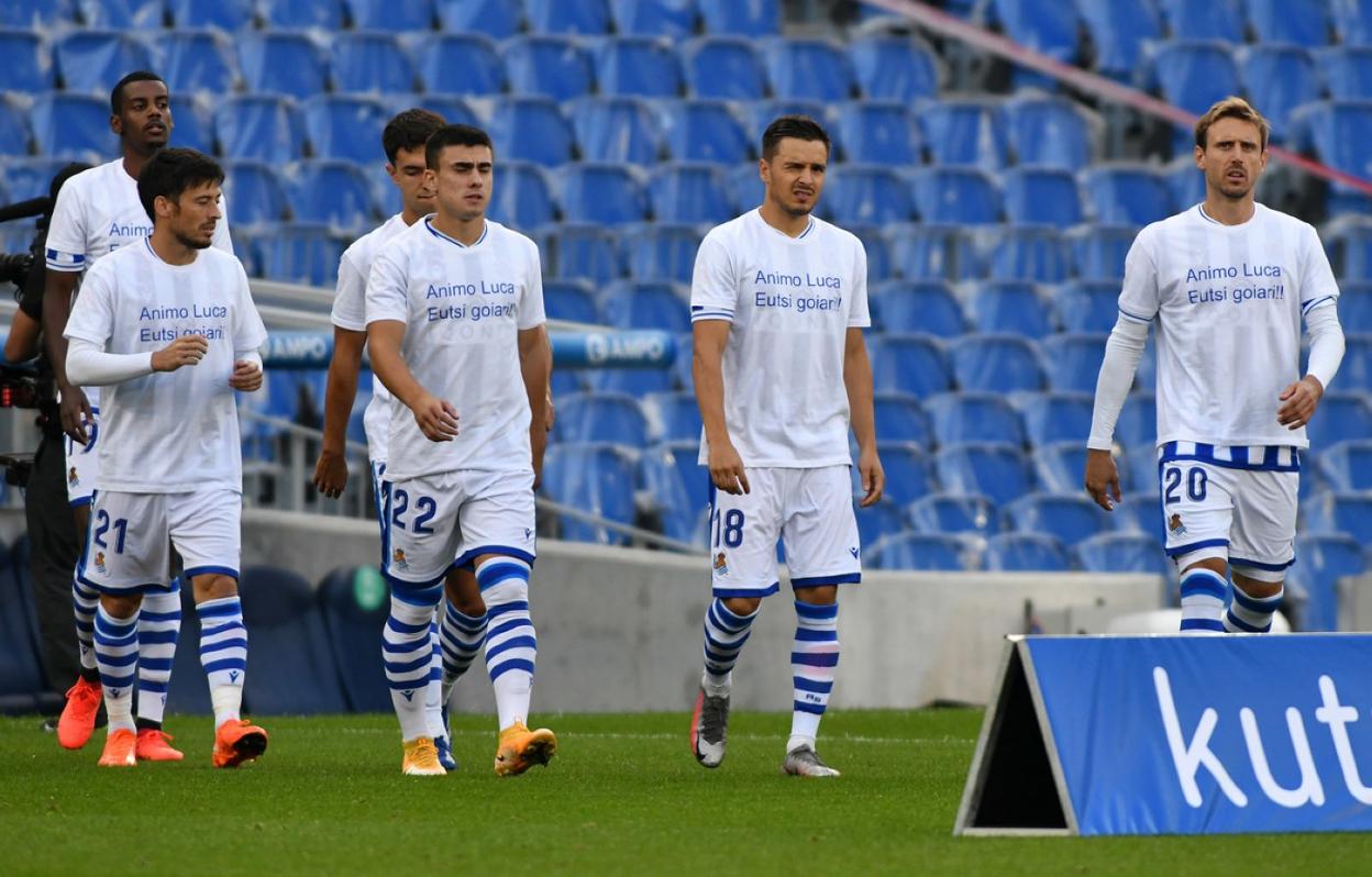 Roberto López, Guevara, Willian José y Portu esperan en la banda a entrar en el terreno de juego. 