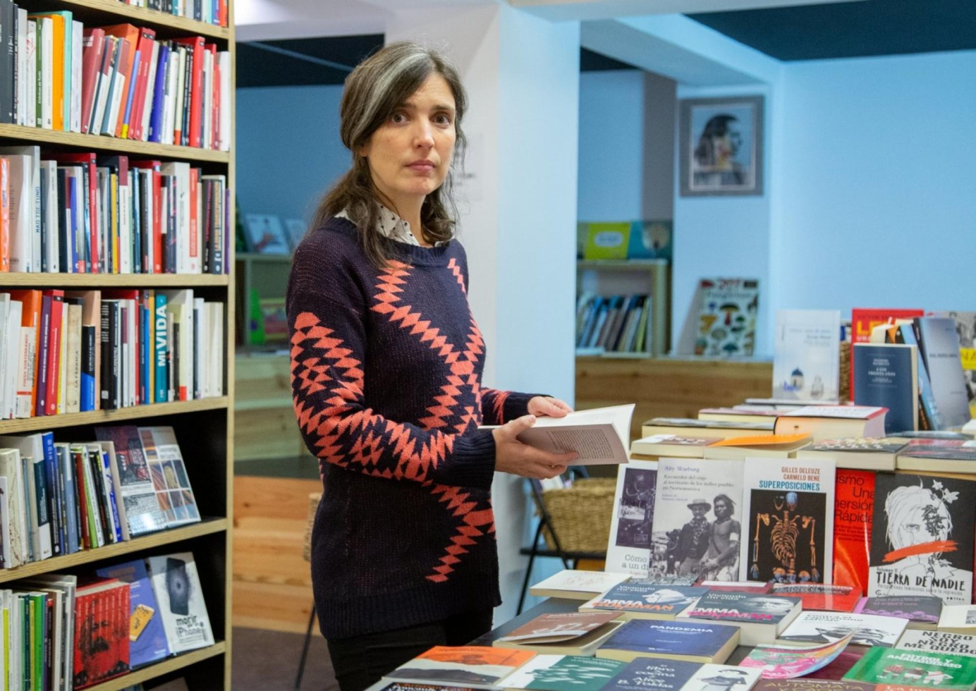 Poemas con melodía. La cantautora Elena Setién, en la librería Kaxilda de Amara Viejo. 
