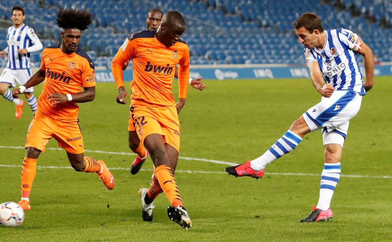 Oyarzabal dispara a la portería del Valencia.