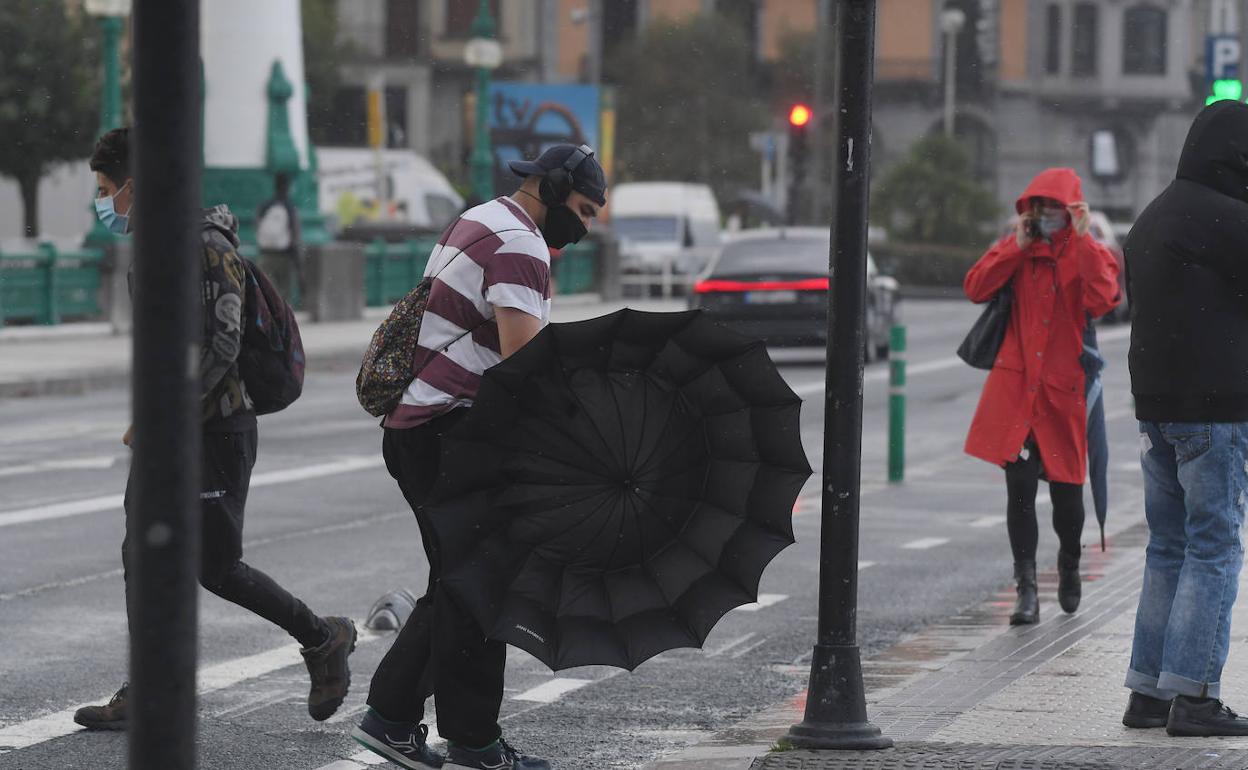 Los paraguas volverán a ser indispensables esta semana, aunque el viento puede que los vuelva inservibles.