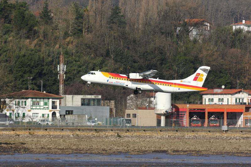 Imagen principal - El ATR 72 de Air Nostrum realizó ayer su último despegue desde el aeródromo guipuzcoano.