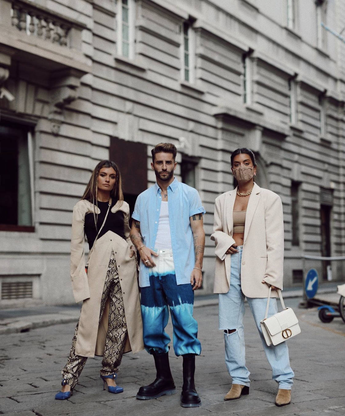 El 'street style' de las fashionistas agolpadas en los alrededores de las Semanas de la Moda de París y Milán, ha vuelto a inundar los instantes previos a los desfiles de Dior, Prada, Max Mara o Balmain. Los cuadros, el efecto cuero, las botas altas, las katiuskas, el calzado cuadrado o de estilo militar, los abrigos 'tweeds', las gabardinas, las 'maxi' prendas exteriores, los pantalones 'slouchy', los trajes de chaqueta, las mangas abullonadas, los colores tierra, el negro, el blanco, los accesorios dorados, los cinturones anchos y las melenas o recogidos relajados han acaparado los estilismos de las 'influencers' más destacadas del panorama internacional. A través de esta galería, inspírate y toma nota ante la llegada del mes de octubre 