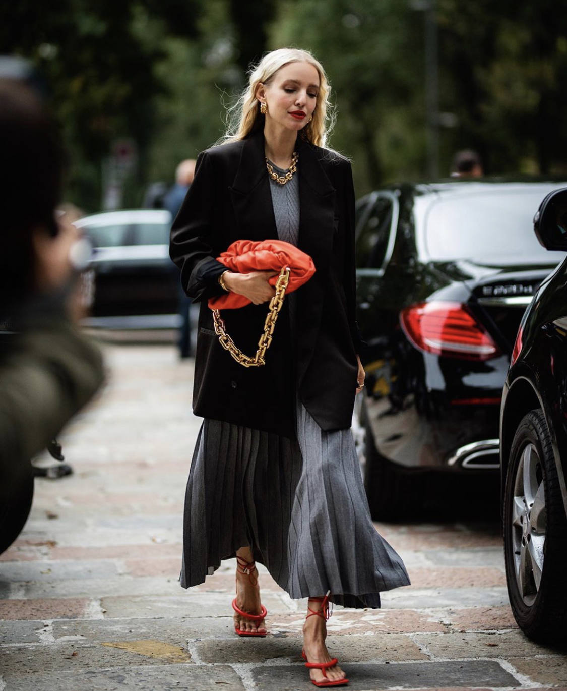 El 'street style' de las fashionistas agolpadas en los alrededores de las Semanas de la Moda de París y Milán, ha vuelto a inundar los instantes previos a los desfiles de Dior, Prada, Max Mara o Balmain. Los cuadros, el efecto cuero, las botas altas, las katiuskas, el calzado cuadrado o de estilo militar, los abrigos 'tweeds', las gabardinas, las 'maxi' prendas exteriores, los pantalones 'slouchy', los trajes de chaqueta, las mangas abullonadas, los colores tierra, el negro, el blanco, los accesorios dorados, los cinturones anchos y las melenas o recogidos relajados han acaparado los estilismos de las 'influencers' más destacadas del panorama internacional. A través de esta galería, inspírate y toma nota ante la llegada del mes de octubre 