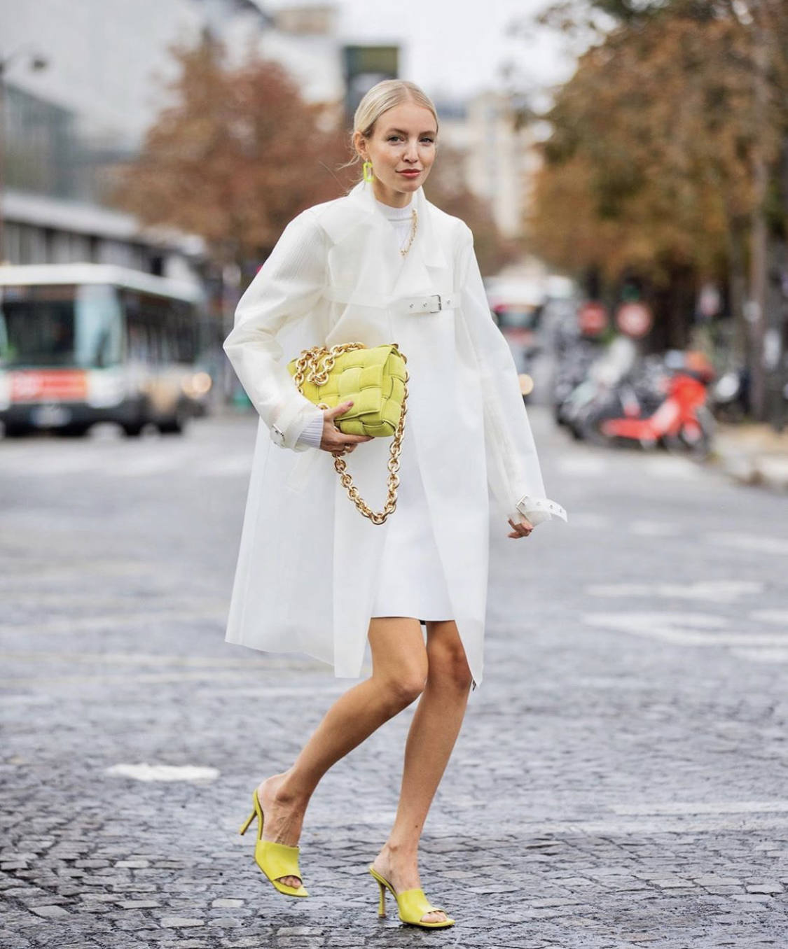 El 'street style' de las fashionistas agolpadas en los alrededores de las Semanas de la Moda de París y Milán, ha vuelto a inundar los instantes previos a los desfiles de Dior, Prada, Max Mara o Balmain. Los cuadros, el efecto cuero, las botas altas, las katiuskas, el calzado cuadrado o de estilo militar, los abrigos 'tweeds', las gabardinas, las 'maxi' prendas exteriores, los pantalones 'slouchy', los trajes de chaqueta, las mangas abullonadas, los colores tierra, el negro, el blanco, los accesorios dorados, los cinturones anchos y las melenas o recogidos relajados han acaparado los estilismos de las 'influencers' más destacadas del panorama internacional. A través de esta galería, inspírate y toma nota ante la llegada del mes de octubre 