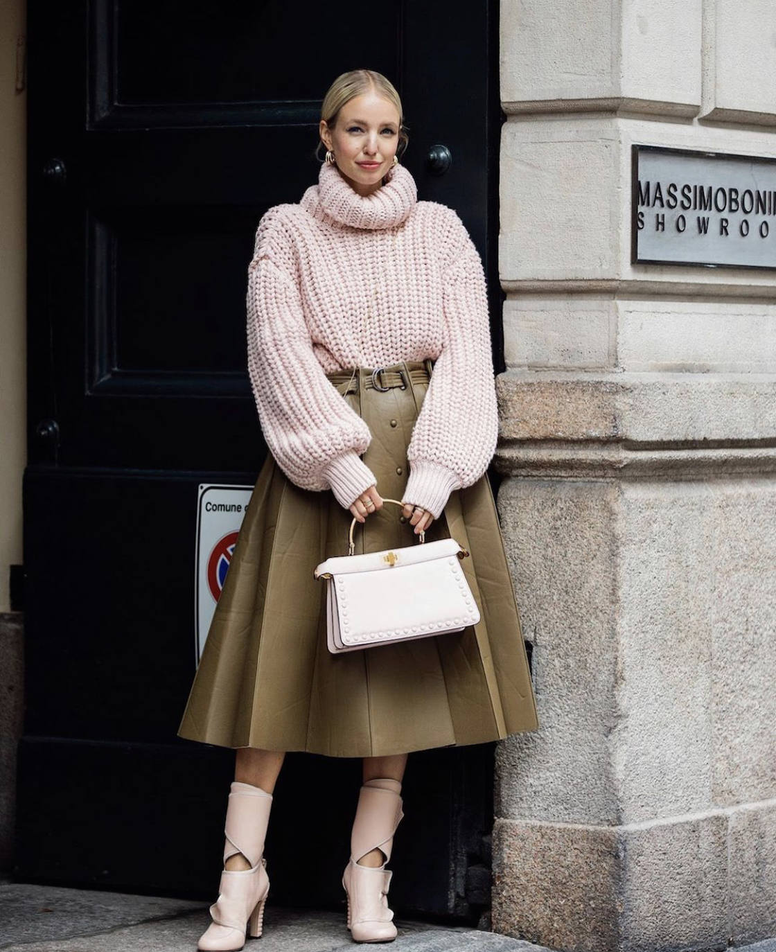 El 'street style' de las fashionistas agolpadas en los alrededores de las Semanas de la Moda de París y Milán, ha vuelto a inundar los instantes previos a los desfiles de Dior, Prada, Max Mara o Balmain. Los cuadros, el efecto cuero, las botas altas, las katiuskas, el calzado cuadrado o de estilo militar, los abrigos 'tweeds', las gabardinas, las 'maxi' prendas exteriores, los pantalones 'slouchy', los trajes de chaqueta, las mangas abullonadas, los colores tierra, el negro, el blanco, los accesorios dorados, los cinturones anchos y las melenas o recogidos relajados han acaparado los estilismos de las 'influencers' más destacadas del panorama internacional. A través de esta galería, inspírate y toma nota ante la llegada del mes de octubre 