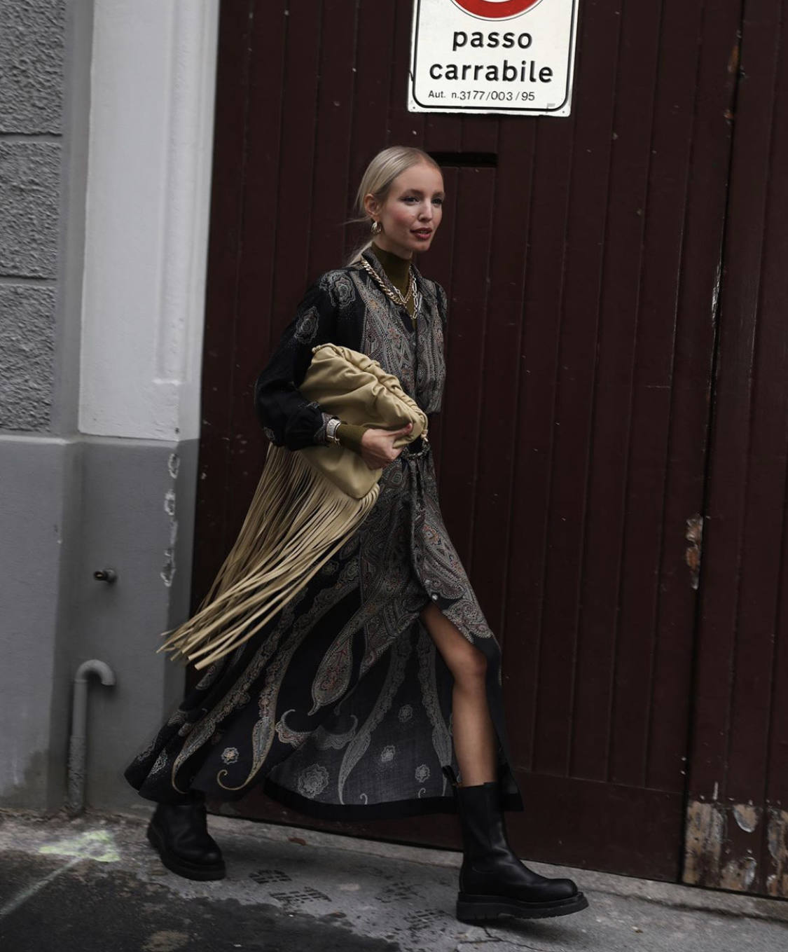 El 'street style' de las fashionistas agolpadas en los alrededores de las Semanas de la Moda de París y Milán, ha vuelto a inundar los instantes previos a los desfiles de Dior, Prada, Max Mara o Balmain. Los cuadros, el efecto cuero, las botas altas, las katiuskas, el calzado cuadrado o de estilo militar, los abrigos 'tweeds', las gabardinas, las 'maxi' prendas exteriores, los pantalones 'slouchy', los trajes de chaqueta, las mangas abullonadas, los colores tierra, el negro, el blanco, los accesorios dorados, los cinturones anchos y las melenas o recogidos relajados han acaparado los estilismos de las 'influencers' más destacadas del panorama internacional. A través de esta galería, inspírate y toma nota ante la llegada del mes de octubre 