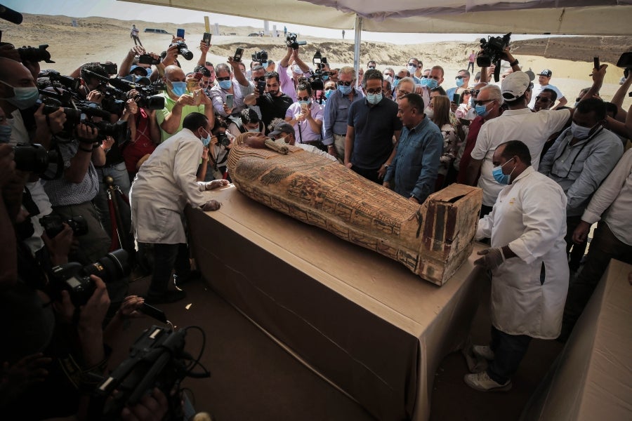 Fotos: Egipto saca a la luz 59 sarcófagos de hace 2.600 años con sus momias intactas