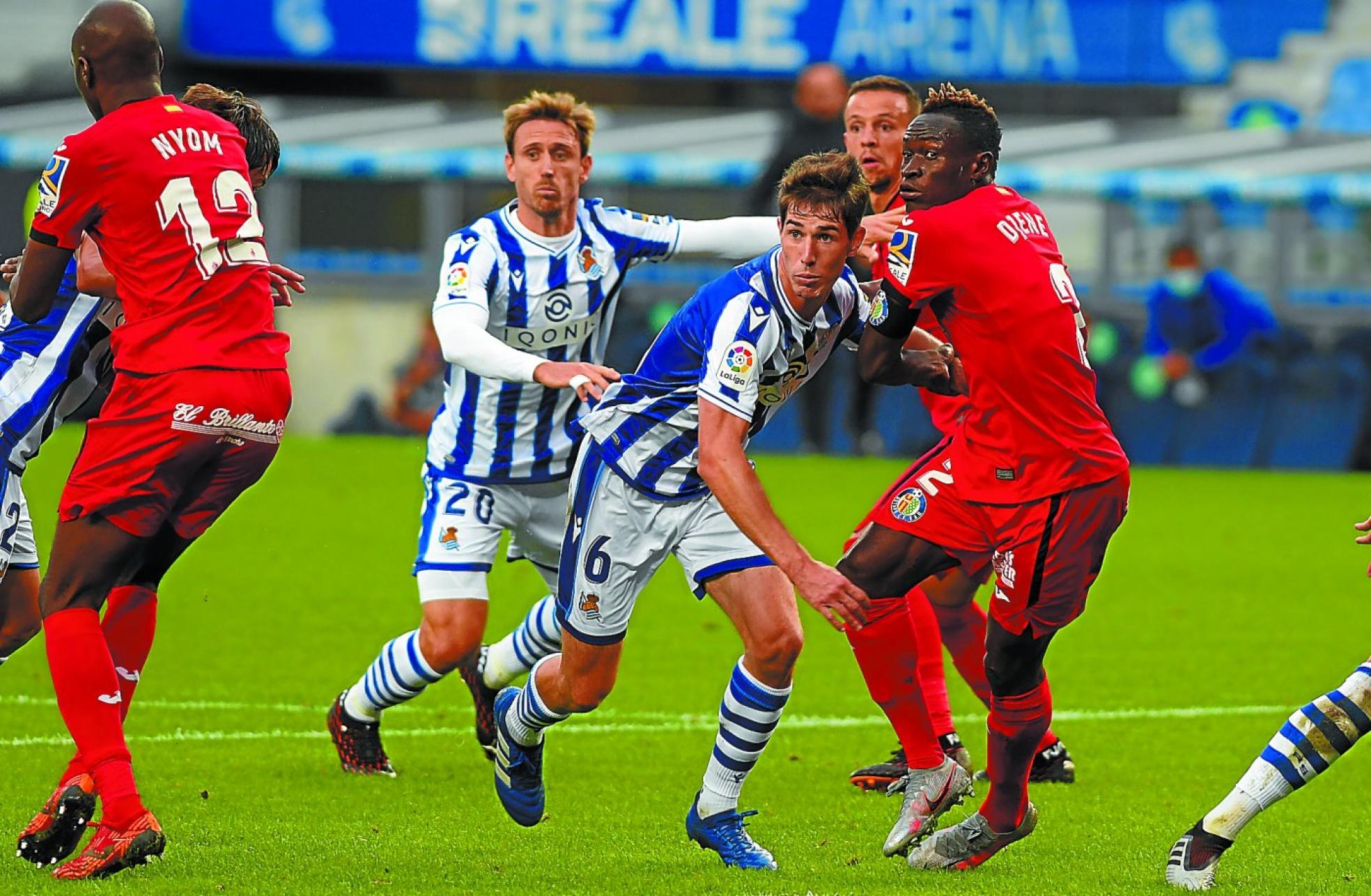 Aritz y Monreal se preparan para atacarun balón en el área del rival tras ellanzamiento de una falta. 