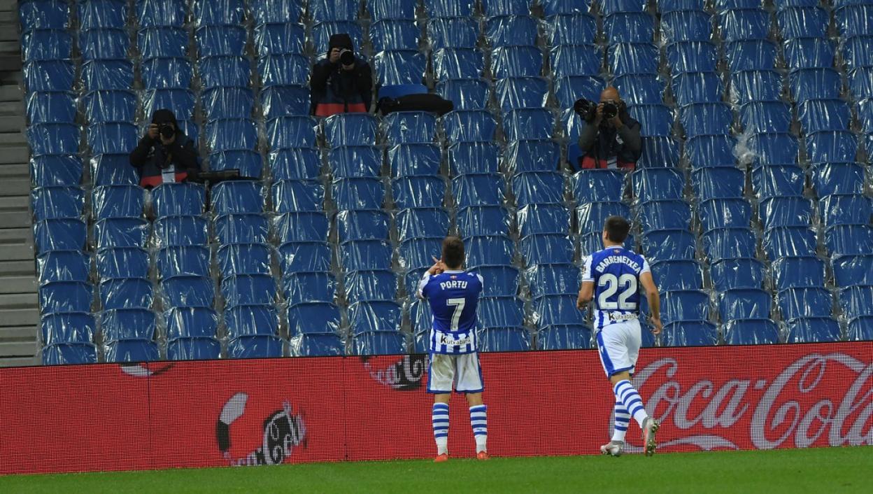 Portu hace el gesto de la uve a la cámara con el que dedica el gol a su hija Vida. 