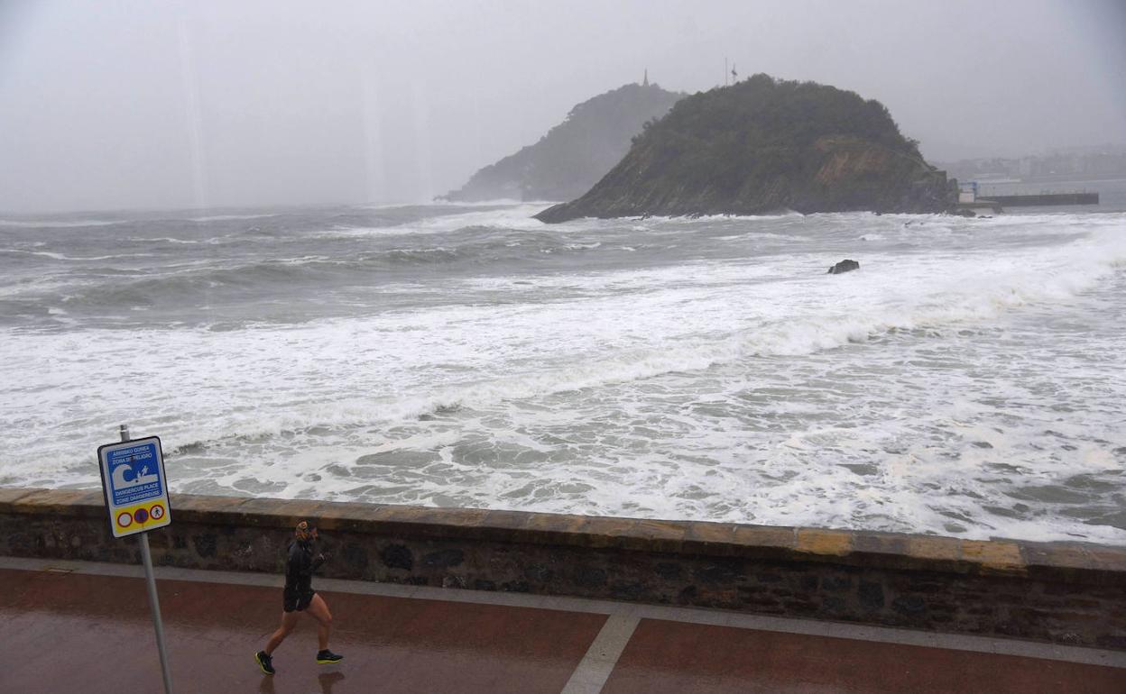 El efecto del temporal se notó también en el mar. El mal tiempo continuará hasta mañana, aunque se espera que mejore ligeramente. 