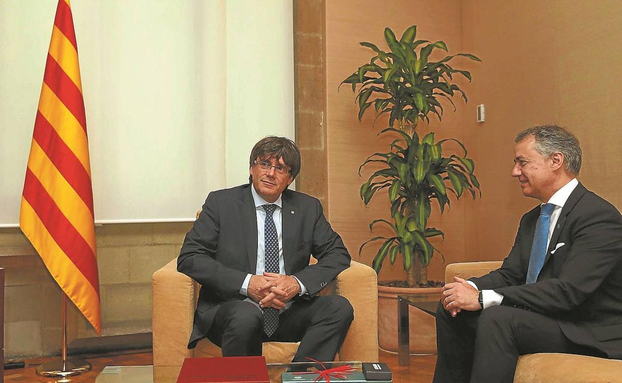 Puigdemont y Urkullu, en una entrevista celebrada en Barcelona, en junio de 2017. 