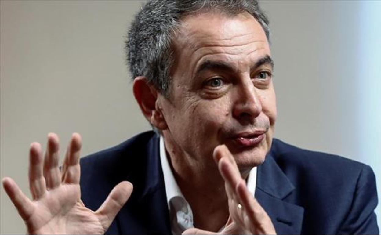 El expresidente del Gobierno José Luis Rodríguez Zapatero durante la entrevista en Radio Euskadi.