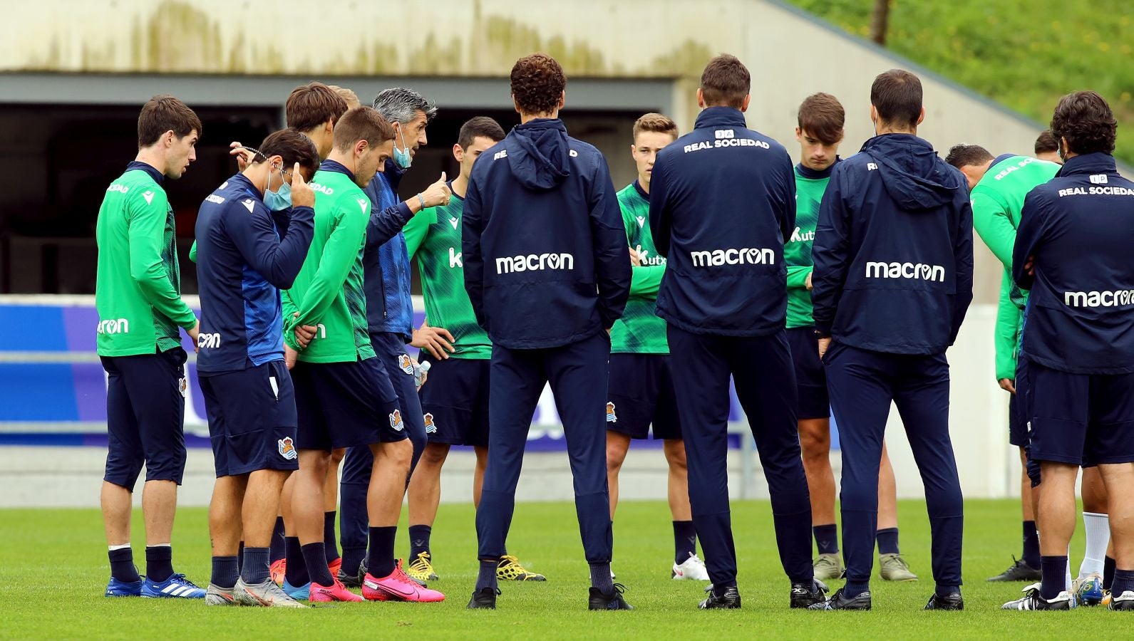 Guridi ha sido la cara y Merquelanz la cruz en la vuelta a los entrenamientos de la Real en Zubieta. El azpeitiarra se ha entrenado como uno más junto con el resto de sus compañeros, mientras que el irundarra ha sido baja por una nueva lesión. En la sesión también se han ausentado los internacionales Merino, Oyarzabal, Barrenetxea, Zubimendi e Isak.
