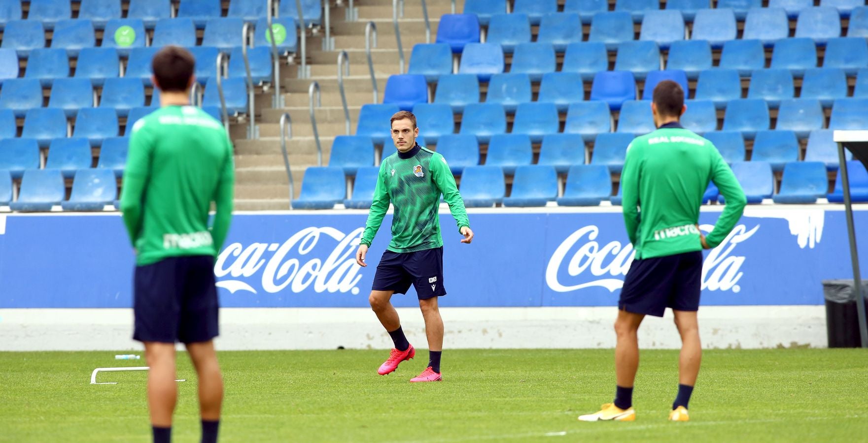 Guridi ha sido la cara y Merquelanz la cruz en la vuelta a los entrenamientos de la Real en Zubieta. El azpeitiarra se ha entrenado como uno más junto con el resto de sus compañeros, mientras que el irundarra ha sido baja por una nueva lesión. En la sesión también se han ausentado los internacionales Merino, Oyarzabal, Barrenetxea, Zubimendi e Isak.
