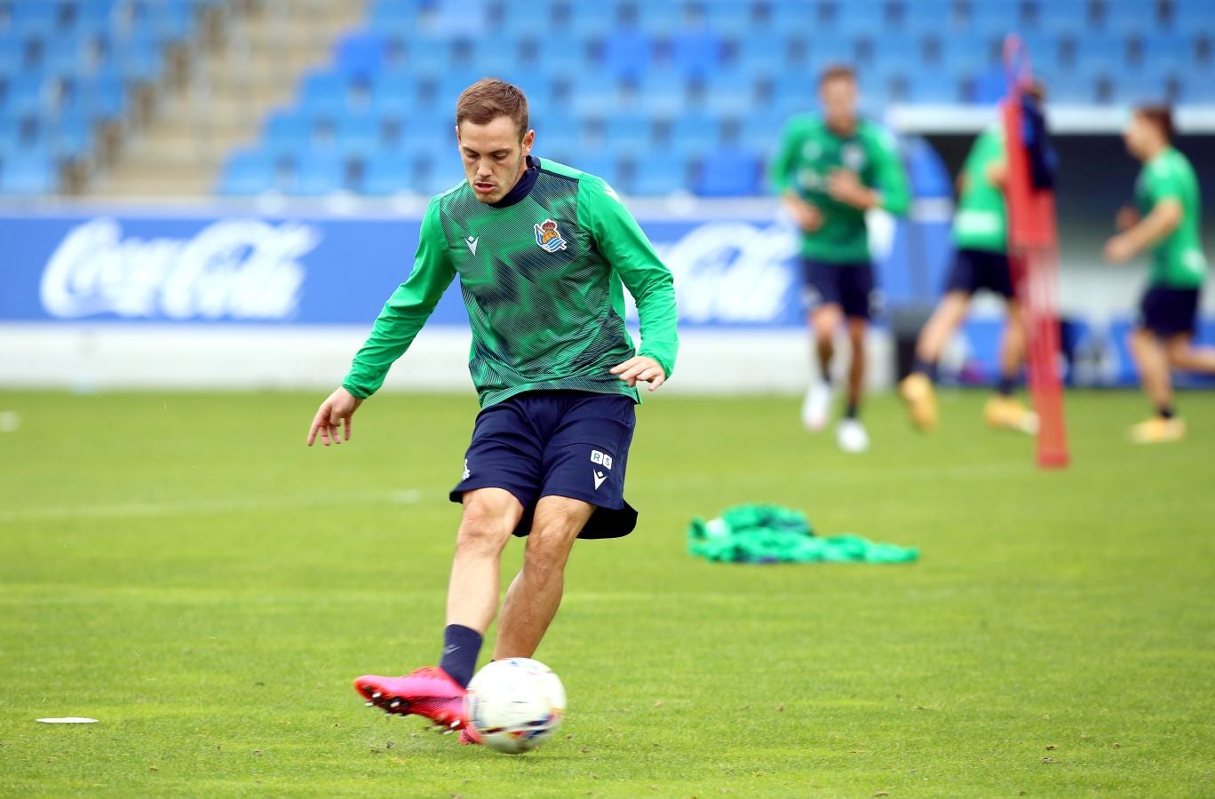 Guridi ha sido la cara y Merquelanz la cruz en la vuelta a los entrenamientos de la Real en Zubieta. El azpeitiarra se ha entrenado como uno más junto con el resto de sus compañeros, mientras que el irundarra ha sido baja por una nueva lesión. En la sesión también se han ausentado los internacionales Merino, Oyarzabal, Barrenetxea, Zubimendi e Isak.