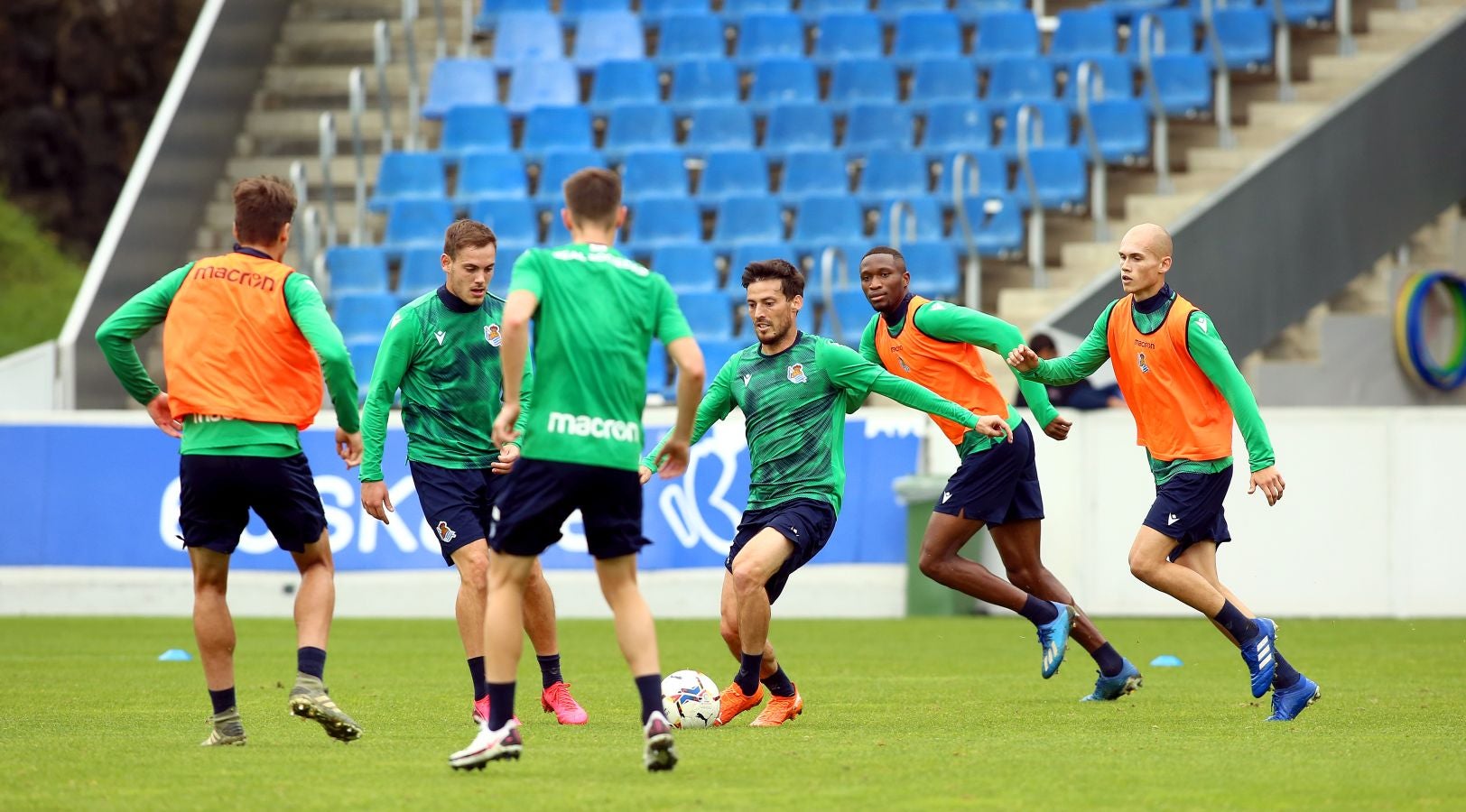 Guridi ha sido la cara y Merquelanz la cruz en la vuelta a los entrenamientos de la Real en Zubieta. El azpeitiarra se ha entrenado como uno más junto con el resto de sus compañeros, mientras que el irundarra ha sido baja por una nueva lesión. En la sesión también se han ausentado los internacionales Merino, Oyarzabal, Barrenetxea, Zubimendi e Isak.