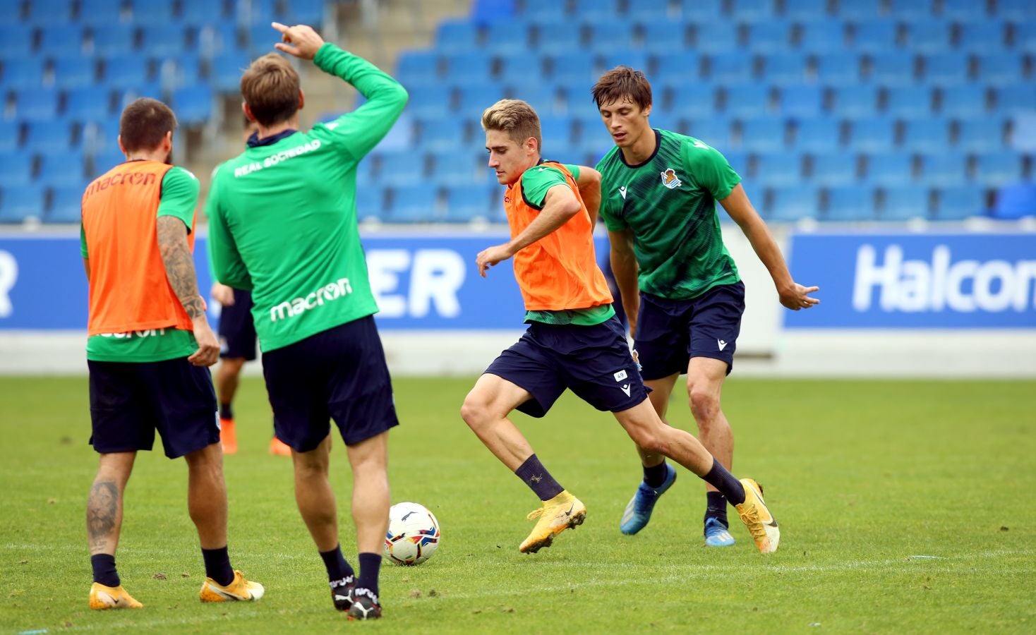 Guridi ha sido la cara y Merquelanz la cruz en la vuelta a los entrenamientos de la Real en Zubieta. El azpeitiarra se ha entrenado como uno más junto con el resto de sus compañeros, mientras que el irundarra ha sido baja por una nueva lesión. En la sesión también se han ausentado los internacionales Merino, Oyarzabal, Barrenetxea, Zubimendi e Isak.