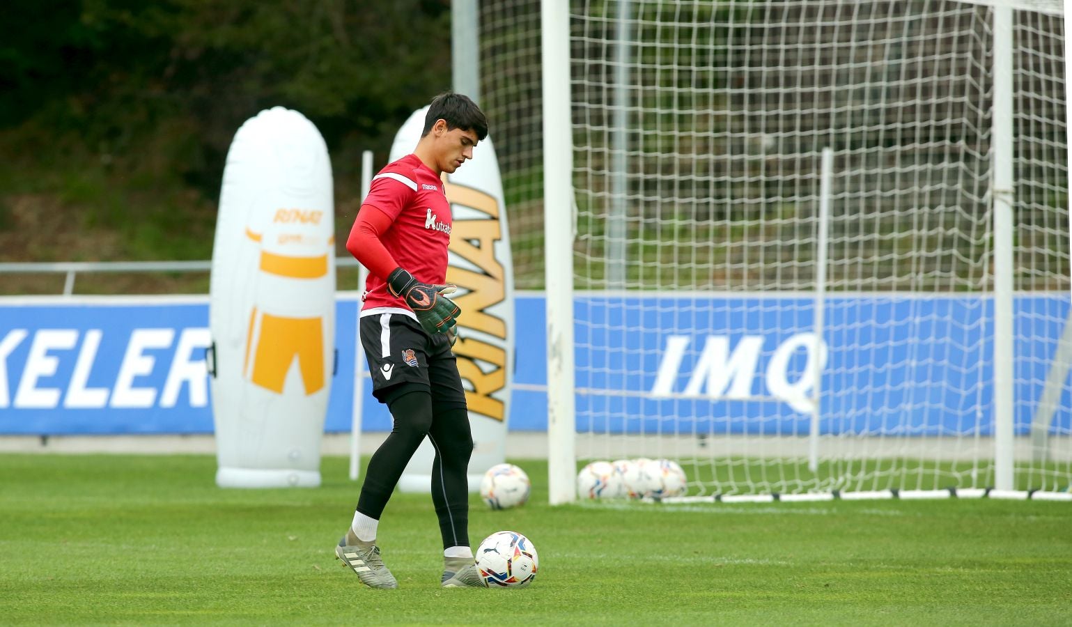Guridi ha sido la cara y Merquelanz la cruz en la vuelta a los entrenamientos de la Real en Zubieta. El azpeitiarra se ha entrenado como uno más junto con el resto de sus compañeros, mientras que el irundarra ha sido baja por una nueva lesión. En la sesión también se han ausentado los internacionales Merino, Oyarzabal, Barrenetxea, Zubimendi e Isak.