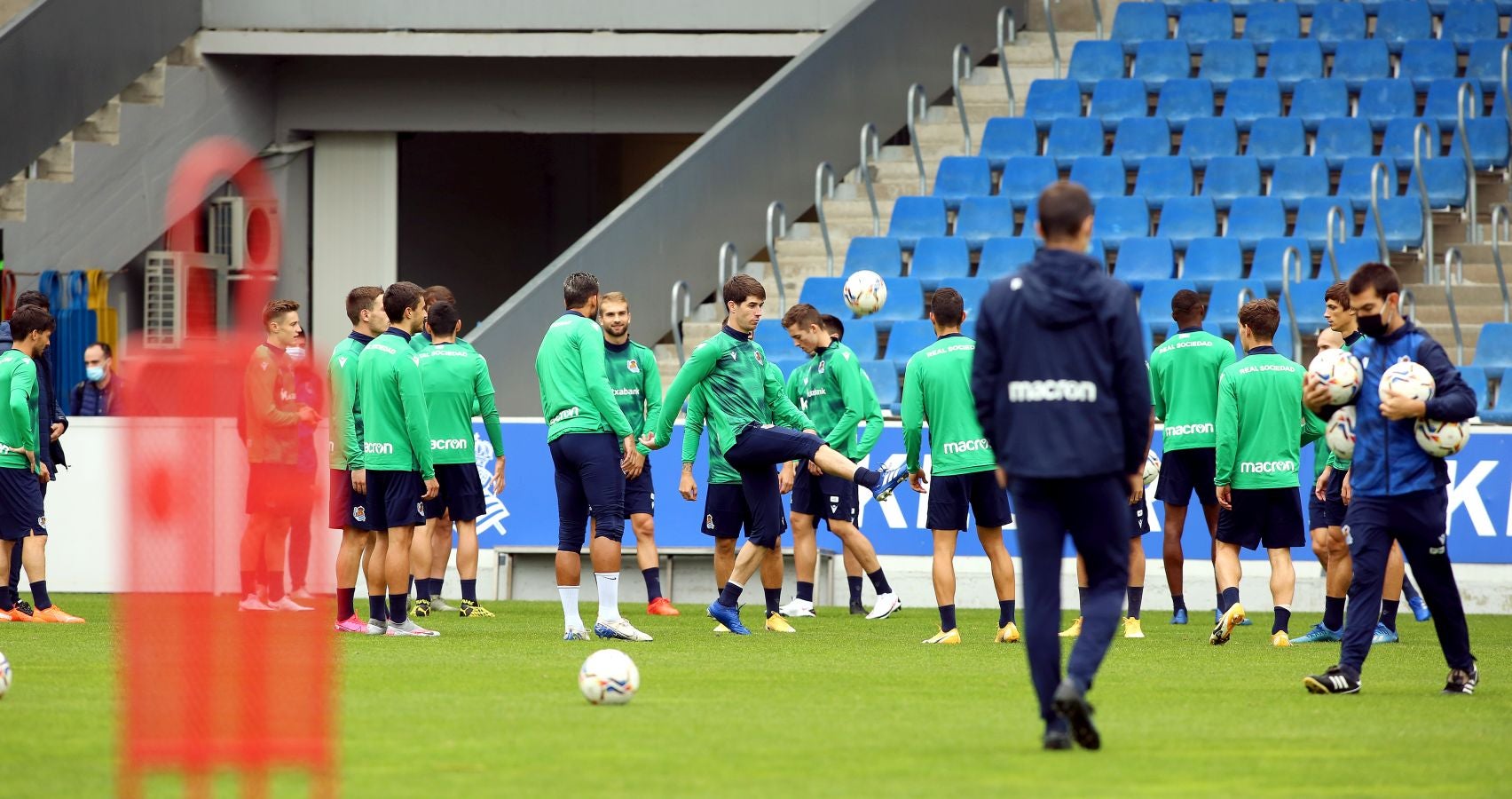 Guridi ha sido la cara y Merquelanz la cruz en la vuelta a los entrenamientos de la Real en Zubieta. El azpeitiarra se ha entrenado como uno más junto con el resto de sus compañeros, mientras que el irundarra ha sido baja por una nueva lesión. En la sesión también se han ausentado los internacionales Merino, Oyarzabal, Barrenetxea, Zubimendi e Isak.